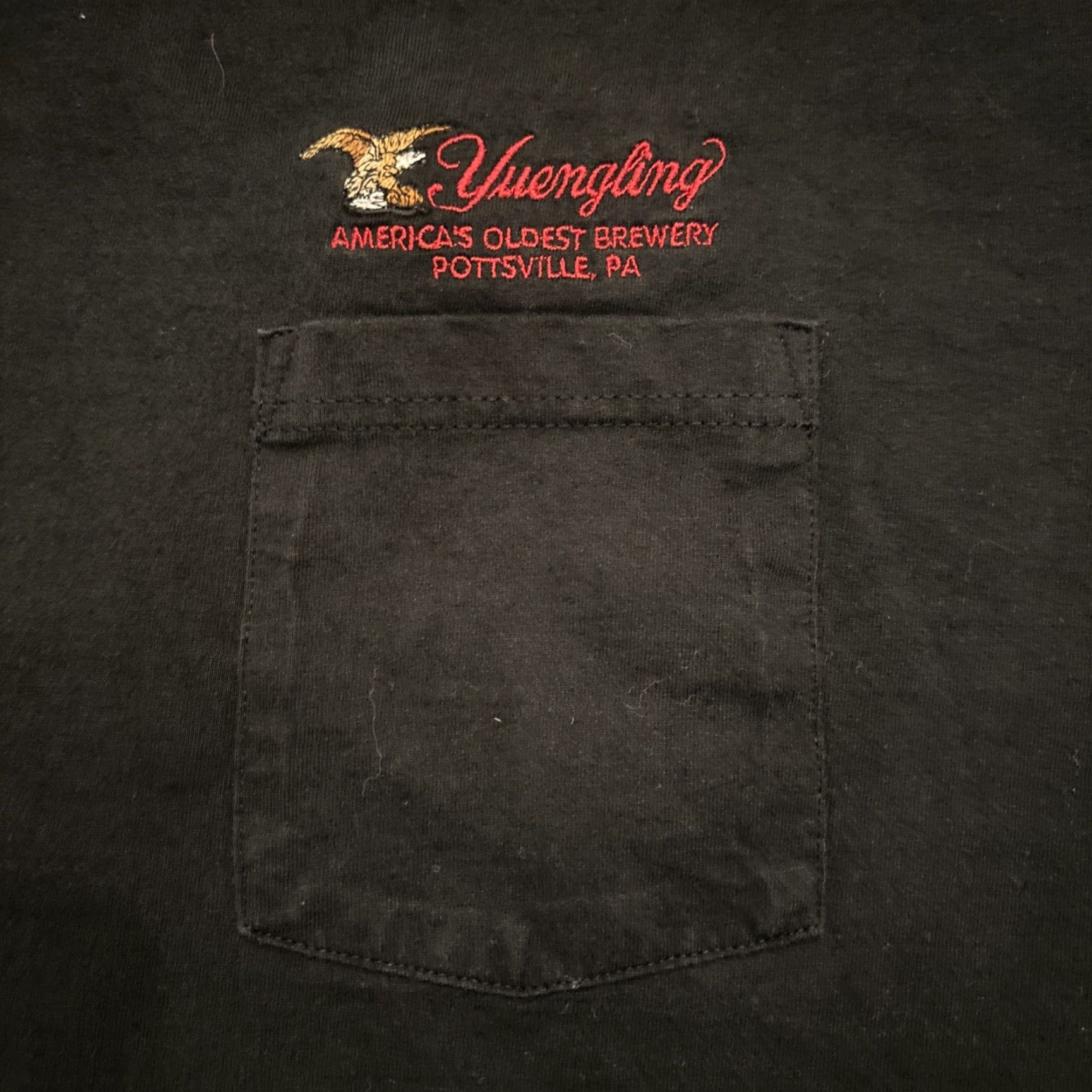 Vintage VINTAGE Russell Yeungling Lager Beer Pocket T-Shirt Adult Large Black Embroidered Mens Size US L / EU 52-54 / 3 - 2 Thumbnail