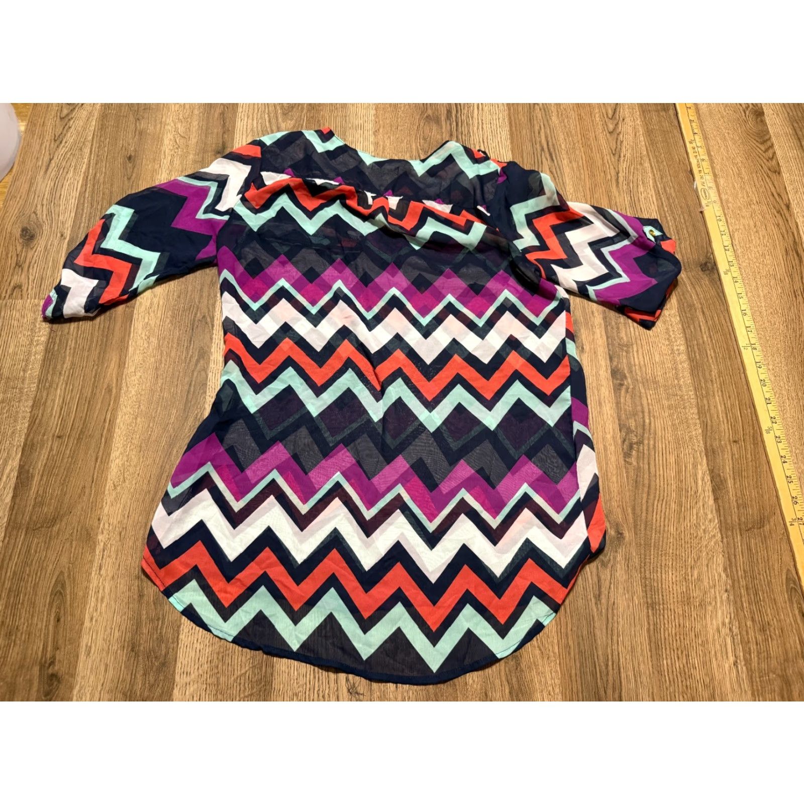 Vintage Rue21 Shirt Women's Medium Purple V-neck 3/4 Sleeve Solid Polyester Casual Fall Spring Summer White Green Blue Red Size M / US 6-8 / IT 42-44 - 2 Thumbnail