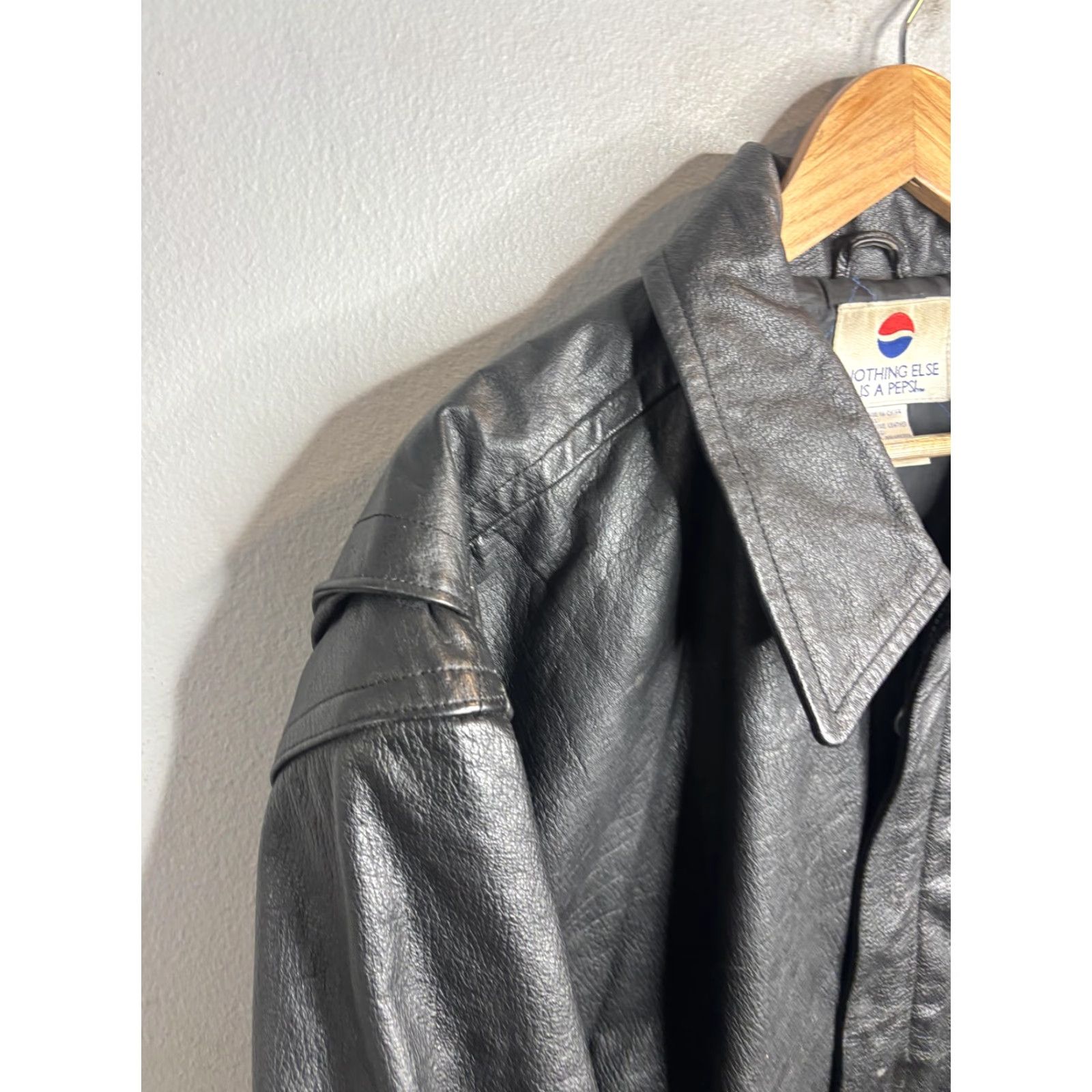Vintage VINTAGE Pepsi Jacket Mens L Black Bomber Leather - Nothing Else Is A Pepsi Crowned Campaign Classic Mens Leather Bomber Jacket Size US L / EU 52-54 / 3 - 2 Thumbnail