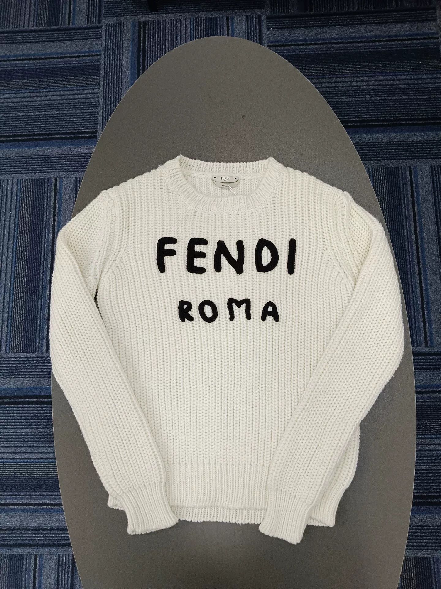 Fendi fendi classic logo knitted sweater in white Size US M / EU 48-50 / 2 - 1 Thumbnail