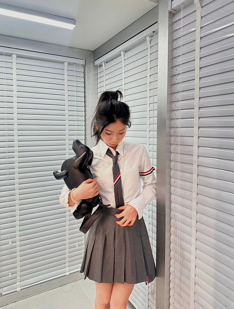 Thom Browne Thom Browne A pleated skirt Size 26" / US 2 / IT 38 - 9 Thumbnail