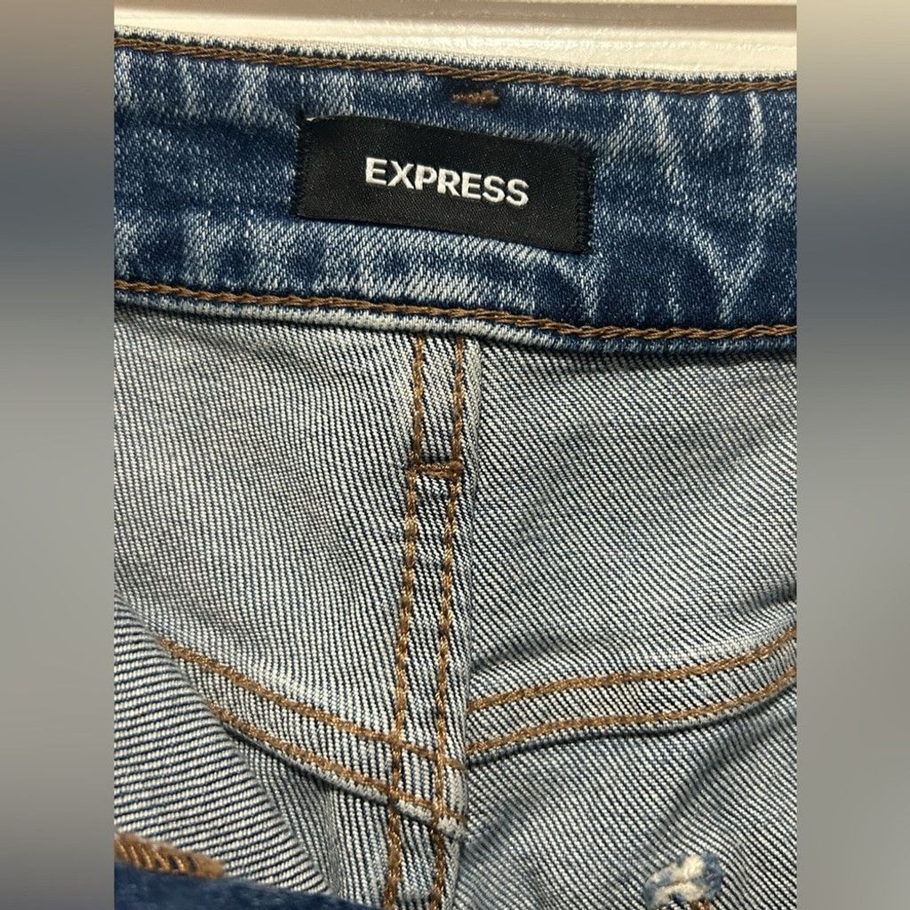 Express Express blue boyfriend jeans w distressed details. Size: 10 Size 32" / US 10 / IT 46 - 6 Thumbnail