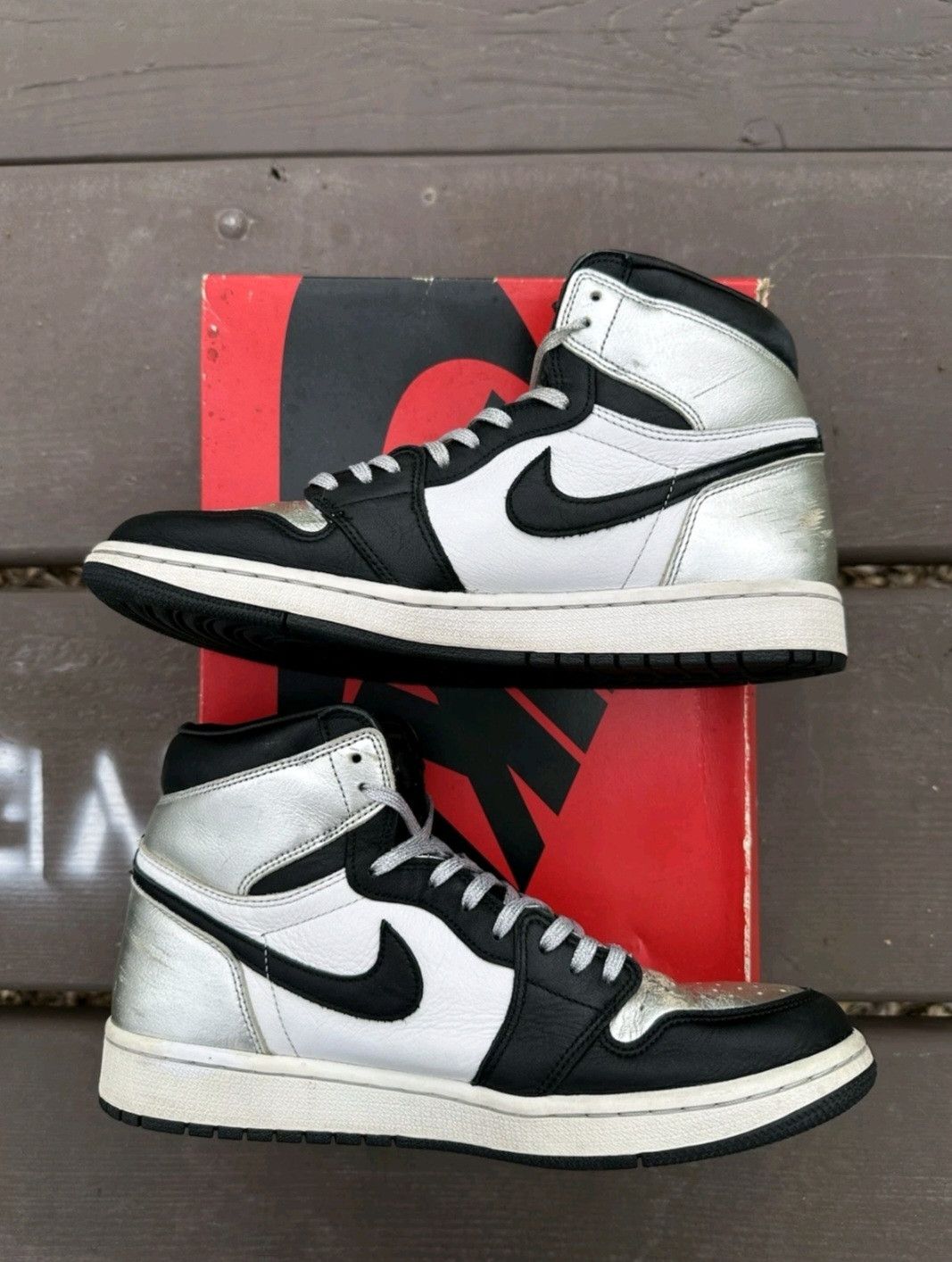 Jordan Brand Wmns Air Jordan Retro 1 High OG Silver Toe Size 10.5W / 9 M Size US 10.5 / IT 40.5 - 3 Thumbnail