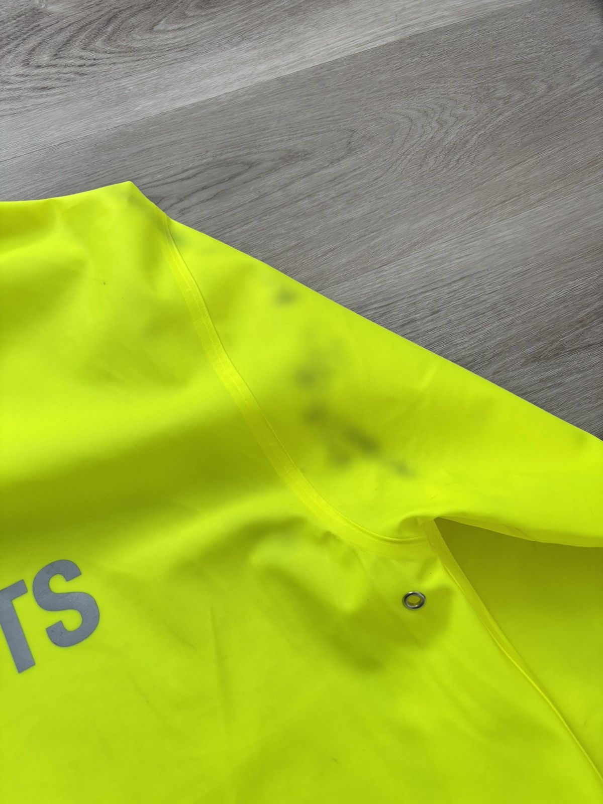 Vetements Vetements SS18 Logo Raincoat Size US M / EU 48-50 / 2 - 11 Thumbnail
