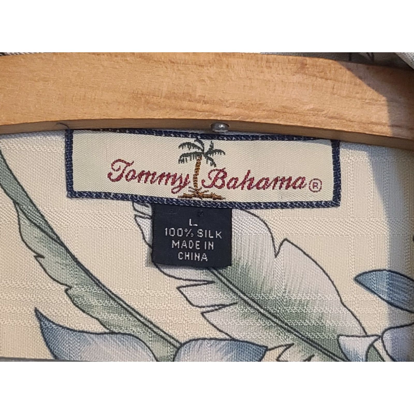 Tommy Bahama TOMMY BAHAMA Shirt L Floral Silk 90s Beach Hawaiian Camp Mens Blues on Beige Button-Up Short Sleeve Vintage Size US L / EU 52-54 / 3 - 3 Thumbnail