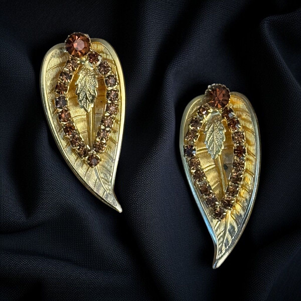 Vintage Vintage gold tone clip on leaf earrings w/orange rhinestones Size ONE SIZE - 1 Thumbnail