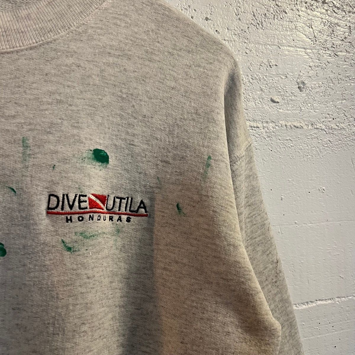 Vintage Vintage Distressed Embroidered Dive Utila Honduras Crewneck Size US S / EU 44-46 / 1 - 3 Thumbnail