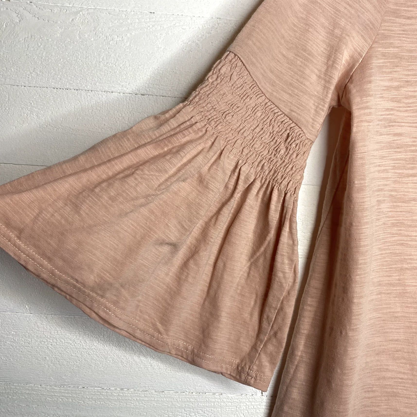 Bell UMGEE Women's Top Blouse Medium 3/4 Bell Sleeve Light Pink V-Neck Key Hole Back Strappy Size M / US 6-8 / IT 42-44 - 3 Thumbnail