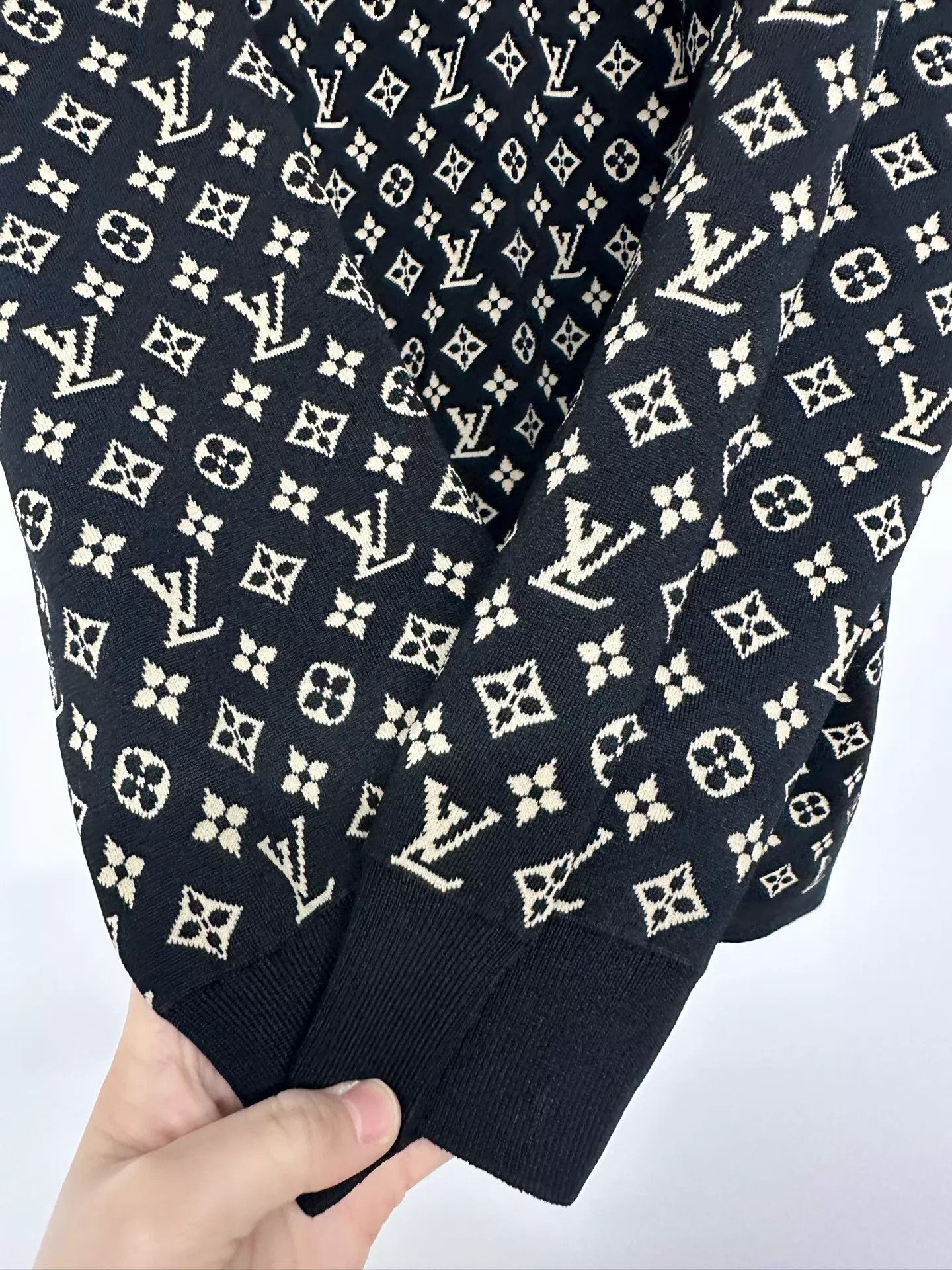 Louis Vuitton Louis Vuitton All Over Print Sweater L Size US L / EU 52-54 / 3 - 3 Thumbnail