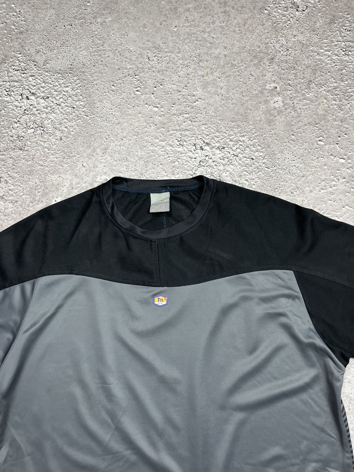 Nike Vintage Nike TN Y2K Tech Streetwear Gray Black T Shirt Size US L / EU 52-54 / 3 - 4 Thumbnail