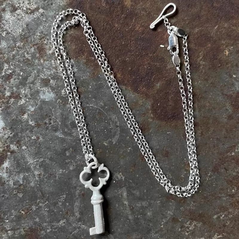 Uma Wang Detaj Uma Wang Worn Carved Silver Two-Tone Key Necklace Size ONE SIZE - 2 Thumbnail
