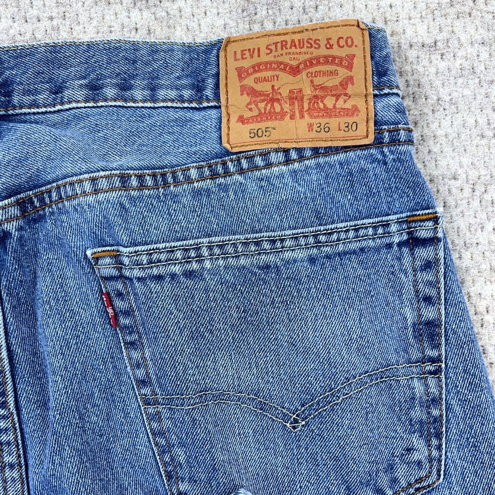 Levi's Levi's 505 Jeans Men Regular 36x30 Blue Denim Straight Fit Medium Wash Belt Loops 5-Pocket Logo Jeans Size US 36 / EU 52 - 4 Thumbnail