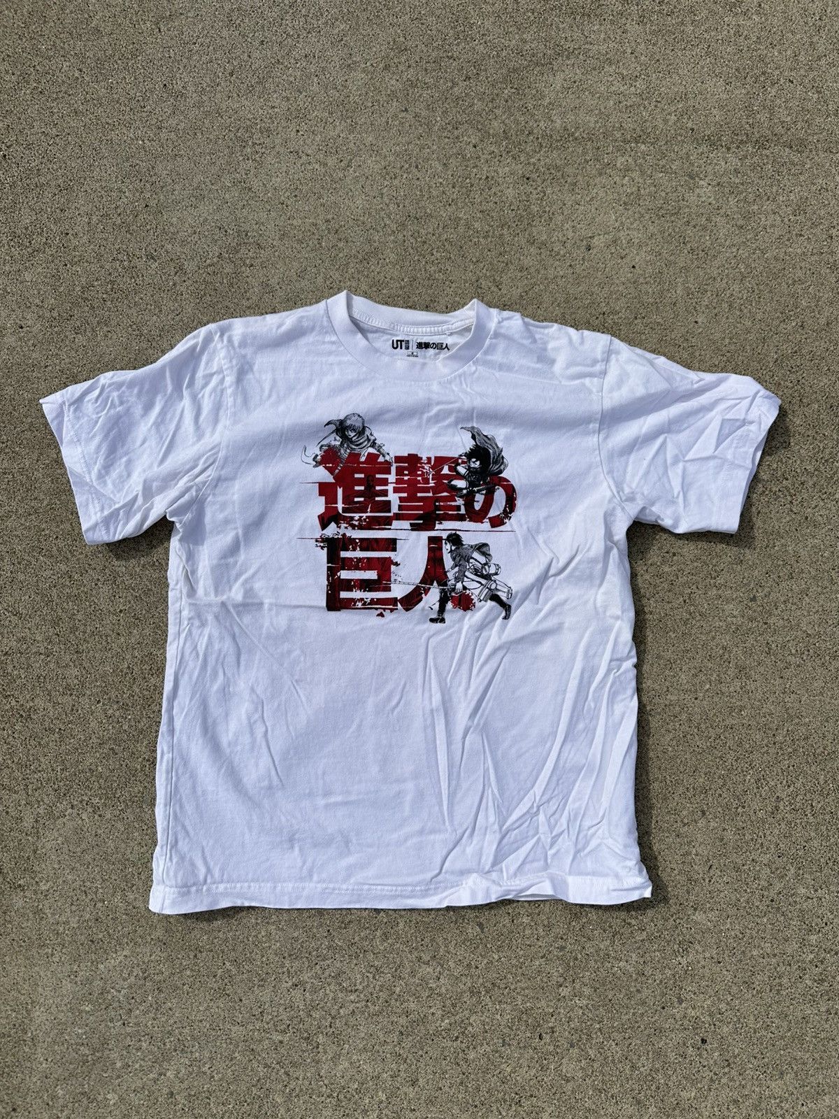 Uniqlo Attack on Titan Uniqlo collab tee Size US M / EU 48-50 / 2 - 1 Thumbnail