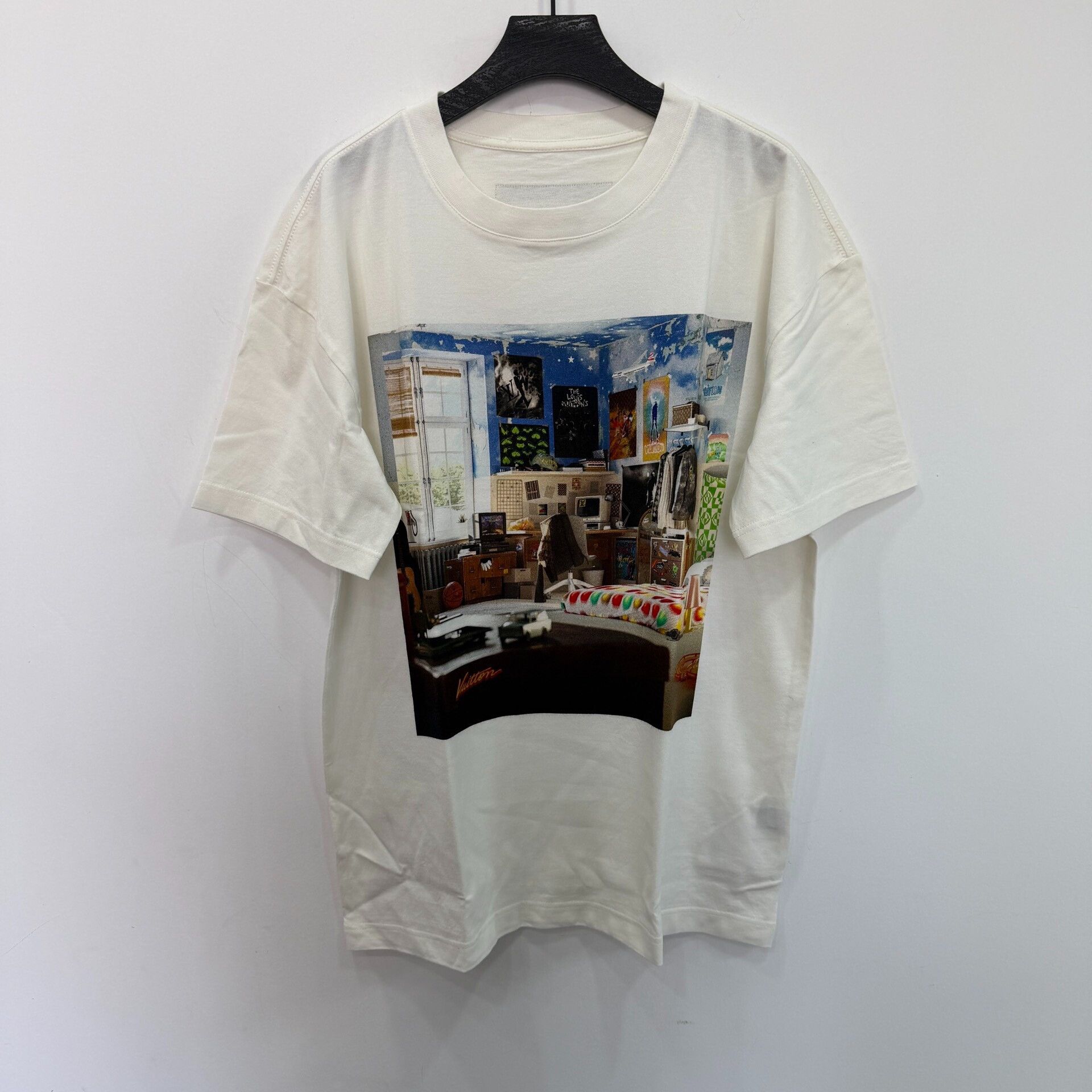Louis Vuitton Louis Vuitton Printed Graphic White T-Shirt m Men Size US M / EU 48-50 / 2 - 1 Thumbnail