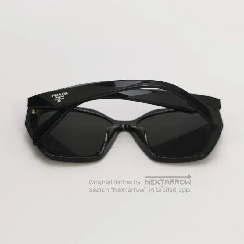 Prada Prada Oversized Black Frame Sunglasses with Logo. Size ONE SIZE - 4 Thumbnail