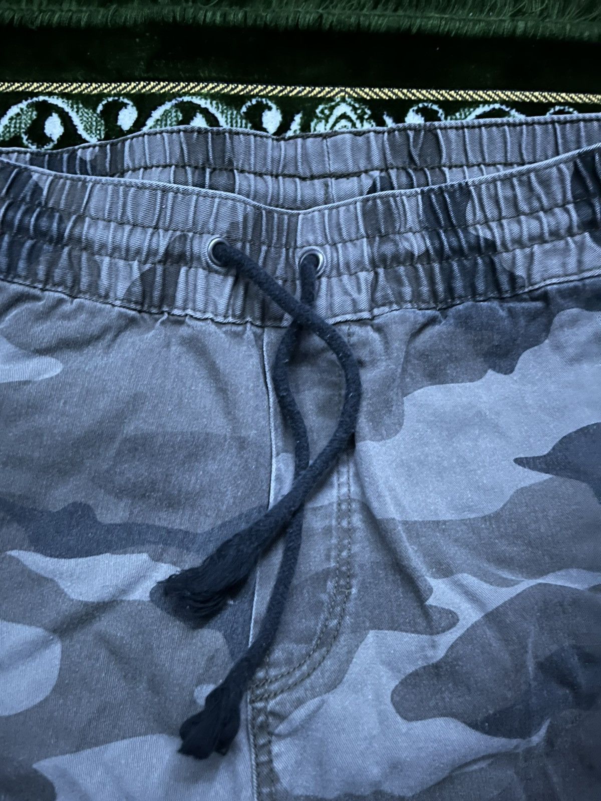 Divided Camo Joggers from Divided Size US 28 / EU 44 - 2 Thumbnail