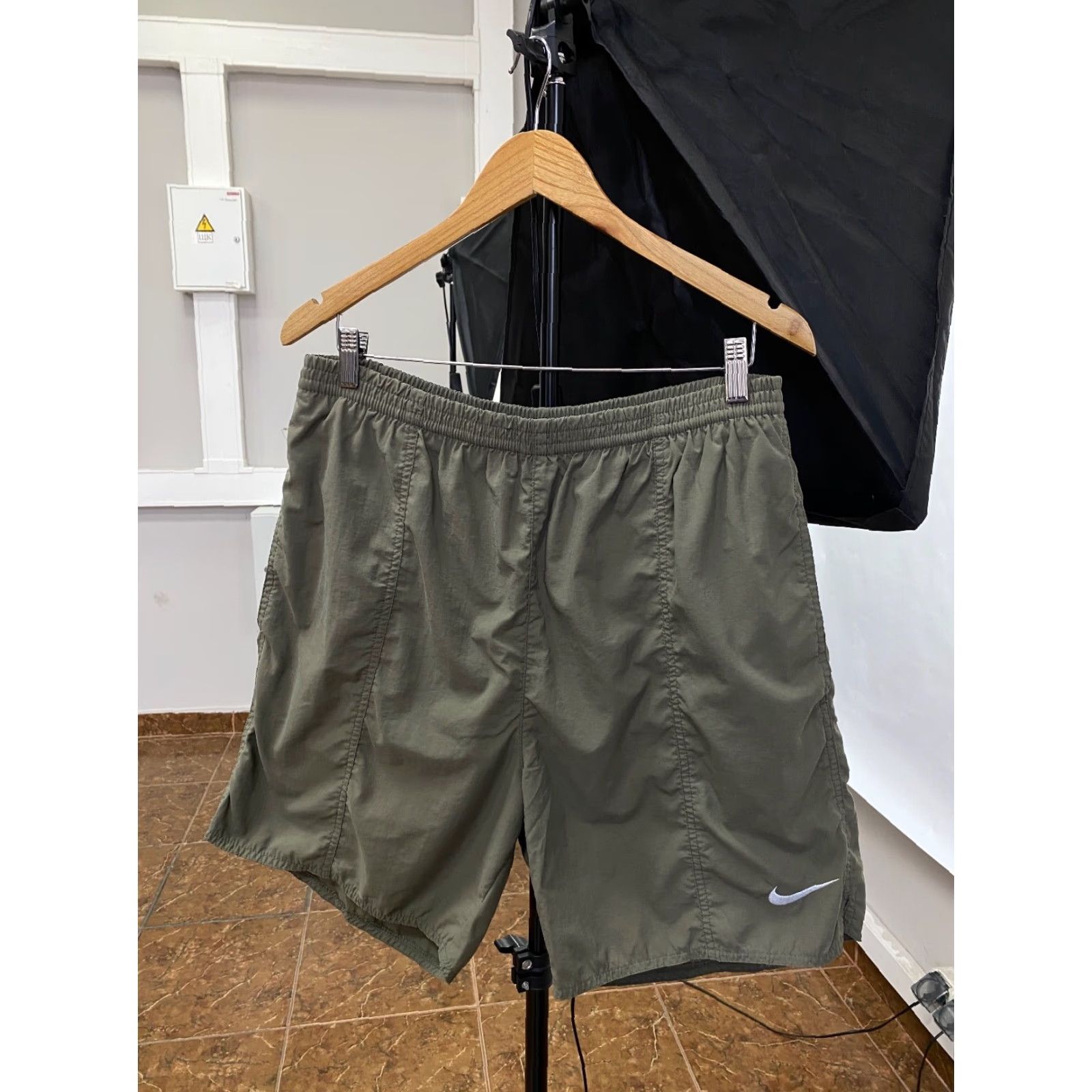 Nike VINTAGE Nike Nylon Shorts Men's L khaki 90s Retro Hype Y2K Athletic Size US 33 - 2 Thumbnail