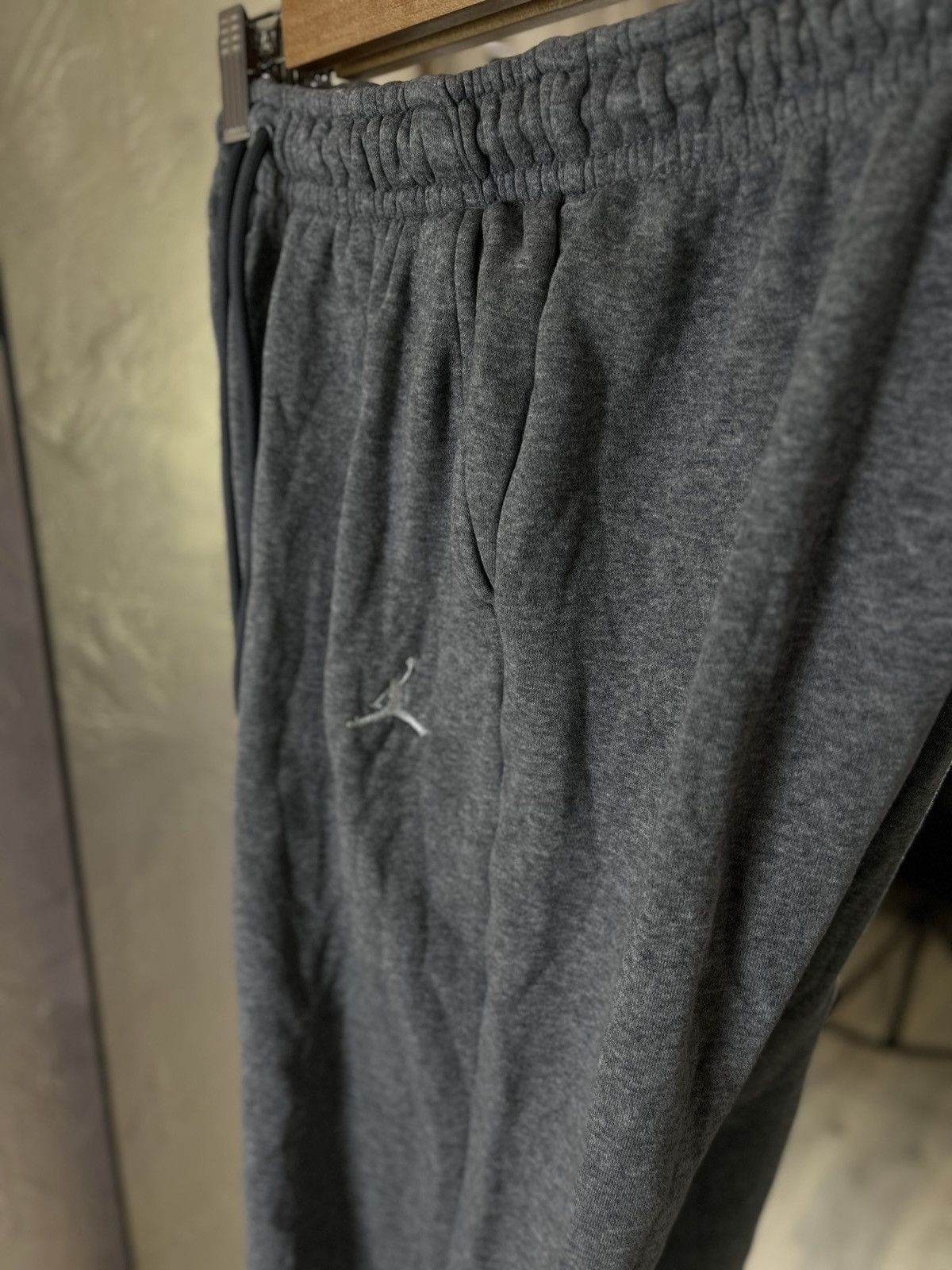Jordan Brand Jordan Essentials Gray Fleece Joggers Small Jumpman Logo Size US 30 / EU 46 - 2 Thumbnail