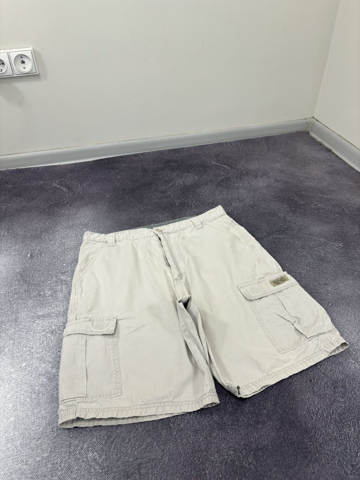 Vintage Vintage Wrangler Y2K American Hype Beige Cargo Shorts Size US 34 / EU 50 - 4 Thumbnail
