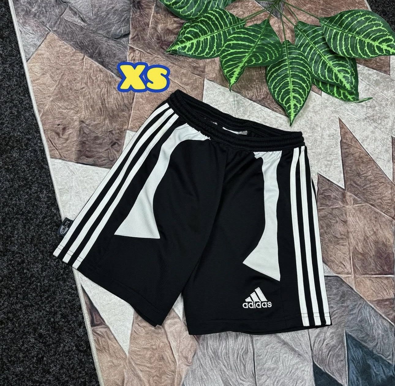 Adidas Adidas Shorts vintage size Xs Size US 28 / EU 44 - 1 Thumbnail