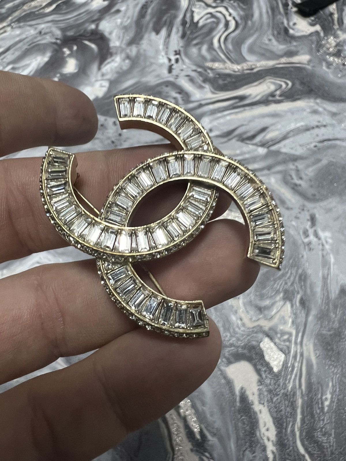 Chanel × Vintage Chanel Gold CC Round Crystal Brooch Size ONE SIZE - 7 Thumbnail