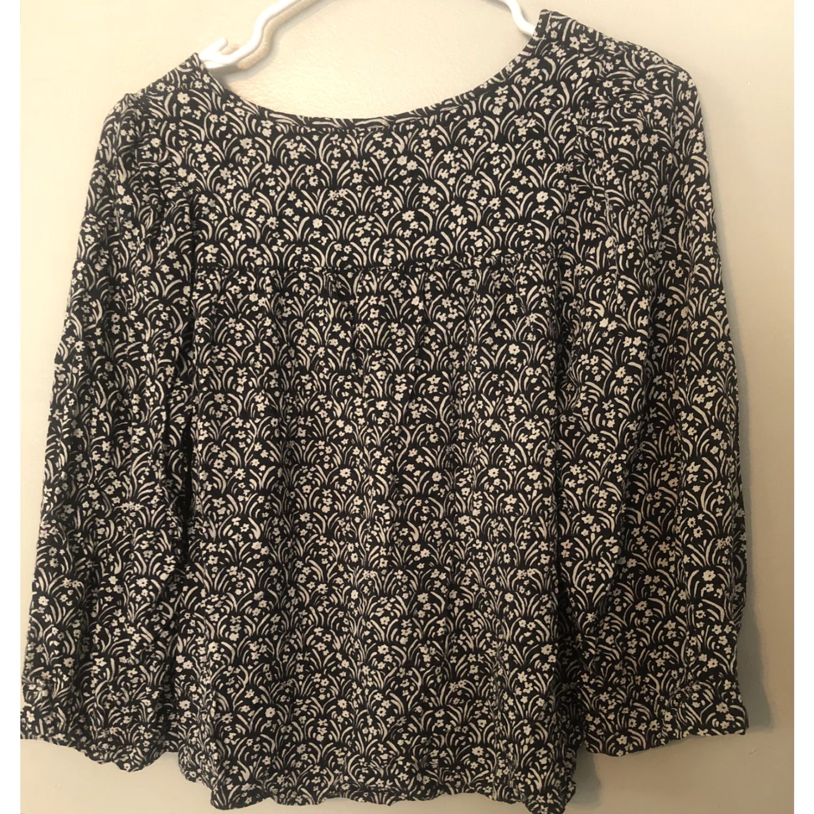 Vintage Universal Thread Womens Small Black White Floral V-Neck Long Sleeve Blouse Shirt Size S / US 4 / IT 40 - 4 Thumbnail