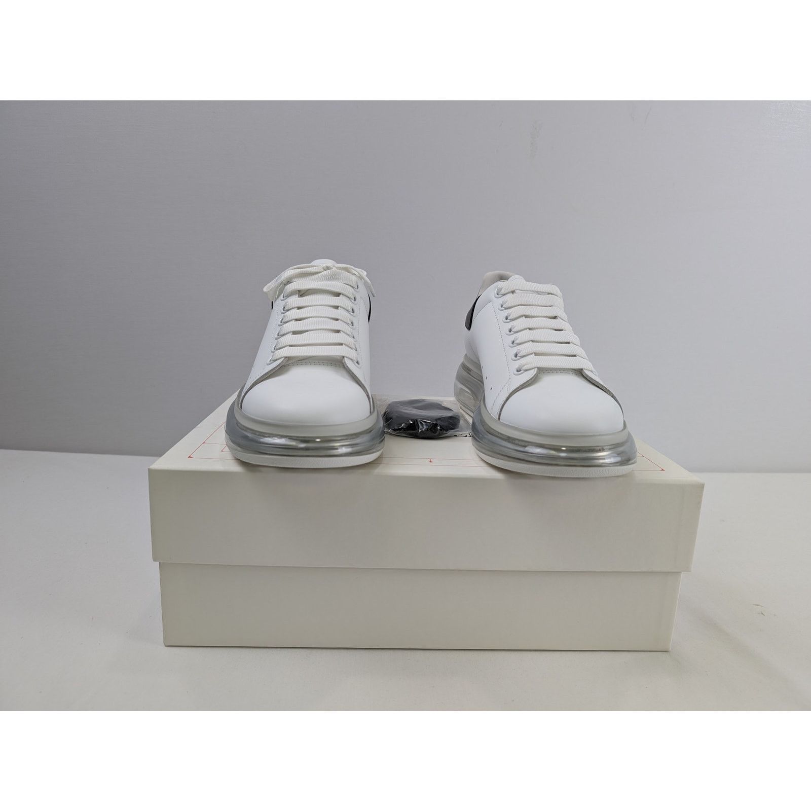 Alexander McQueen o1rshd1 Larry Sneakers in White/Black Size US 6 / EU 39 - 15 Thumbnail