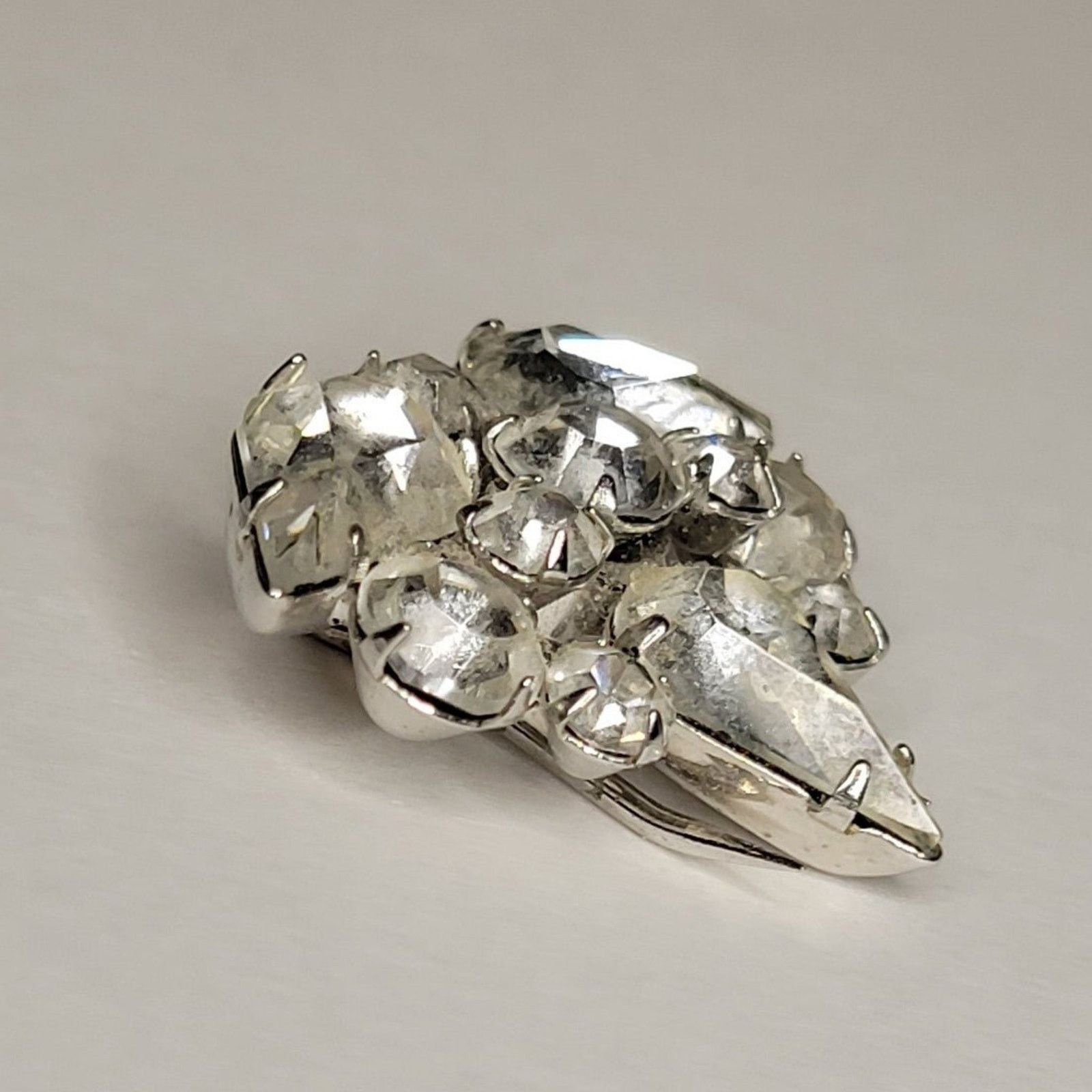 Pieces Uniques Vintage Glass Rhinestone Silver Tone Fur Clip Size ONE SIZE - 9 Thumbnail
