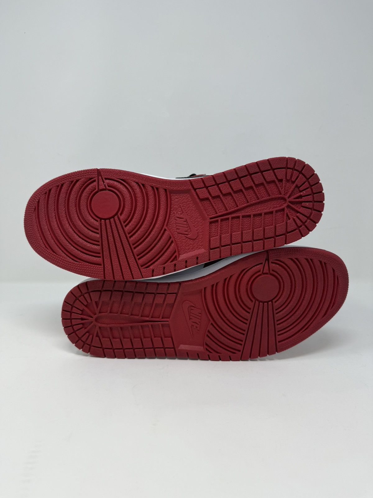 Nike Nike Air Jordan 1 Retro High OG 'Chicago' 2015 555088-101 Size US 9.5 / EU 42-43 - 7 Thumbnail