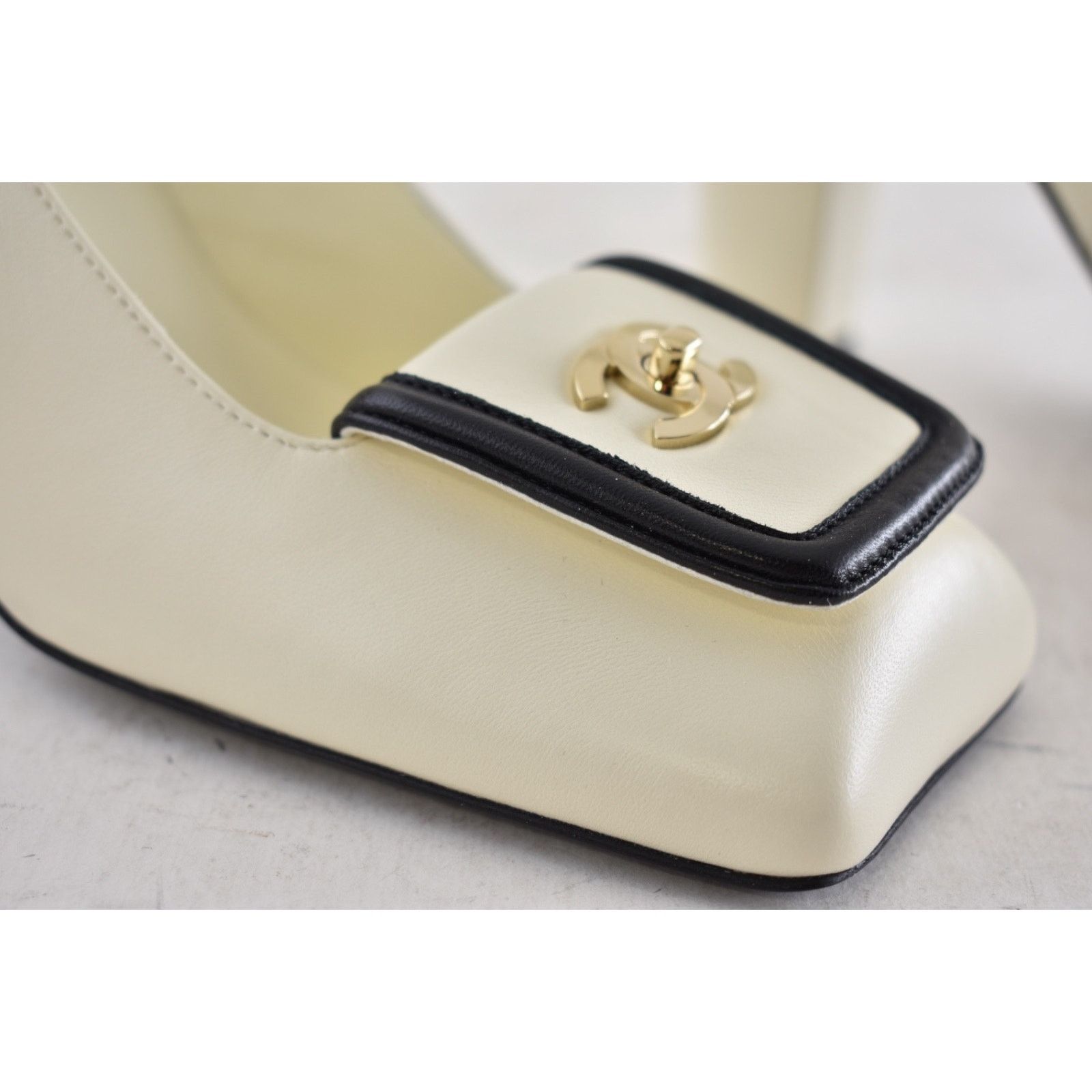 Chanel Chanel Ivory Black Square Turnlock Block Heel Pump 40.5 Size US 10.5 / IT 40.5 - 10 Thumbnail