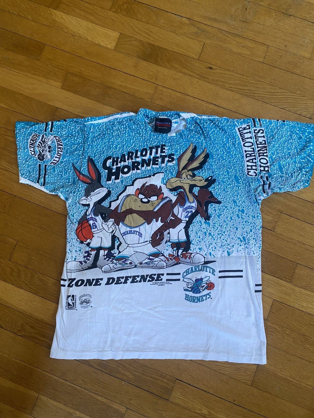 NBA × Vintage 90’s Looney Tunes Charlotte Hornets All Over Print T Shirt Size US L / EU 52-54 / 3 - 1 Thumbnail