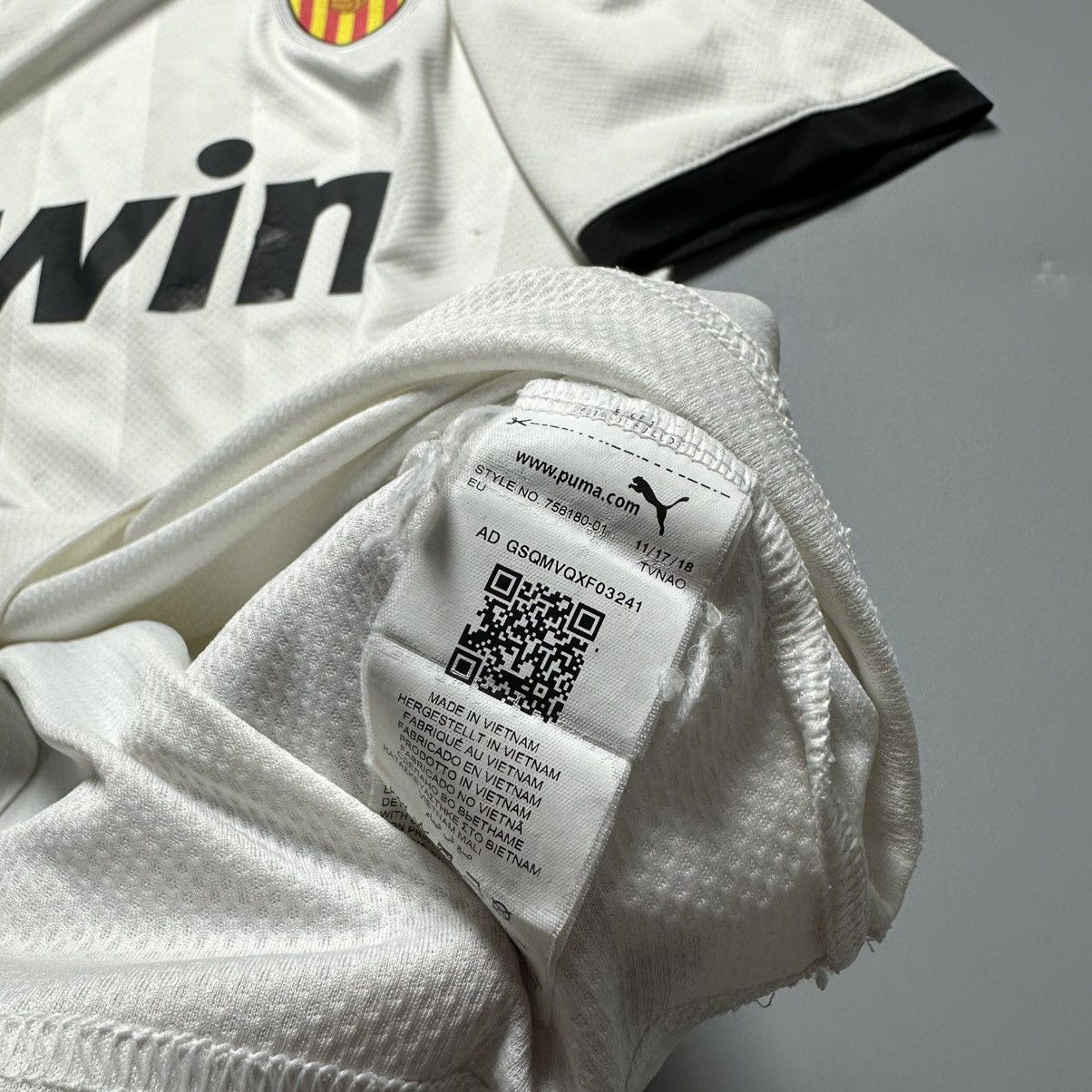 Puma VALENCIA PUMA 2019/2020 FOOTBALL HOME JERSEY #16 KANG IN Size US M / EU 48-50 / 2 - 14 Thumbnail