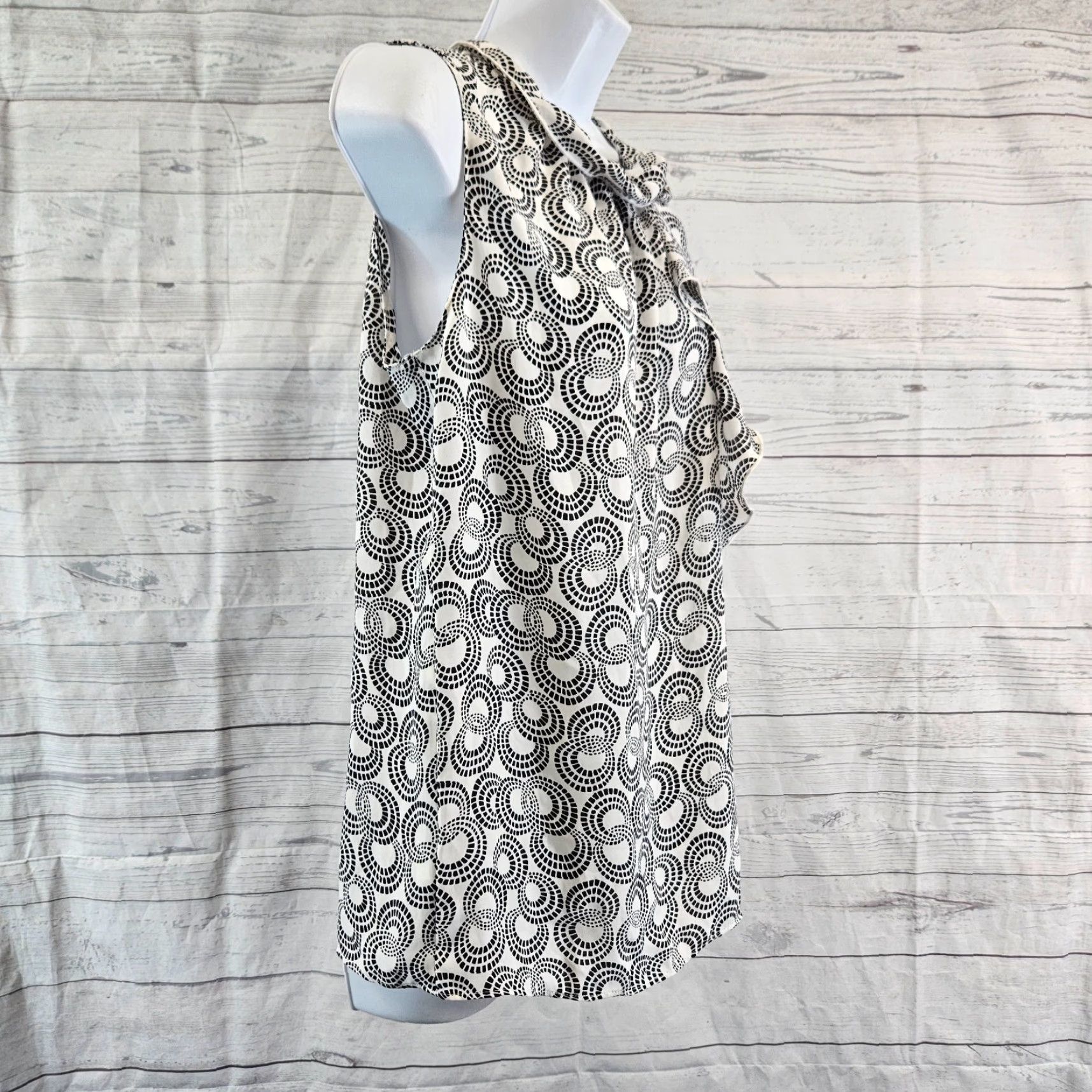 Ann Taylor Ann Taylor Top Sz Small Black White Sleeveless Ruffle Womens Size S / US 4 / IT 40 - 3 Thumbnail