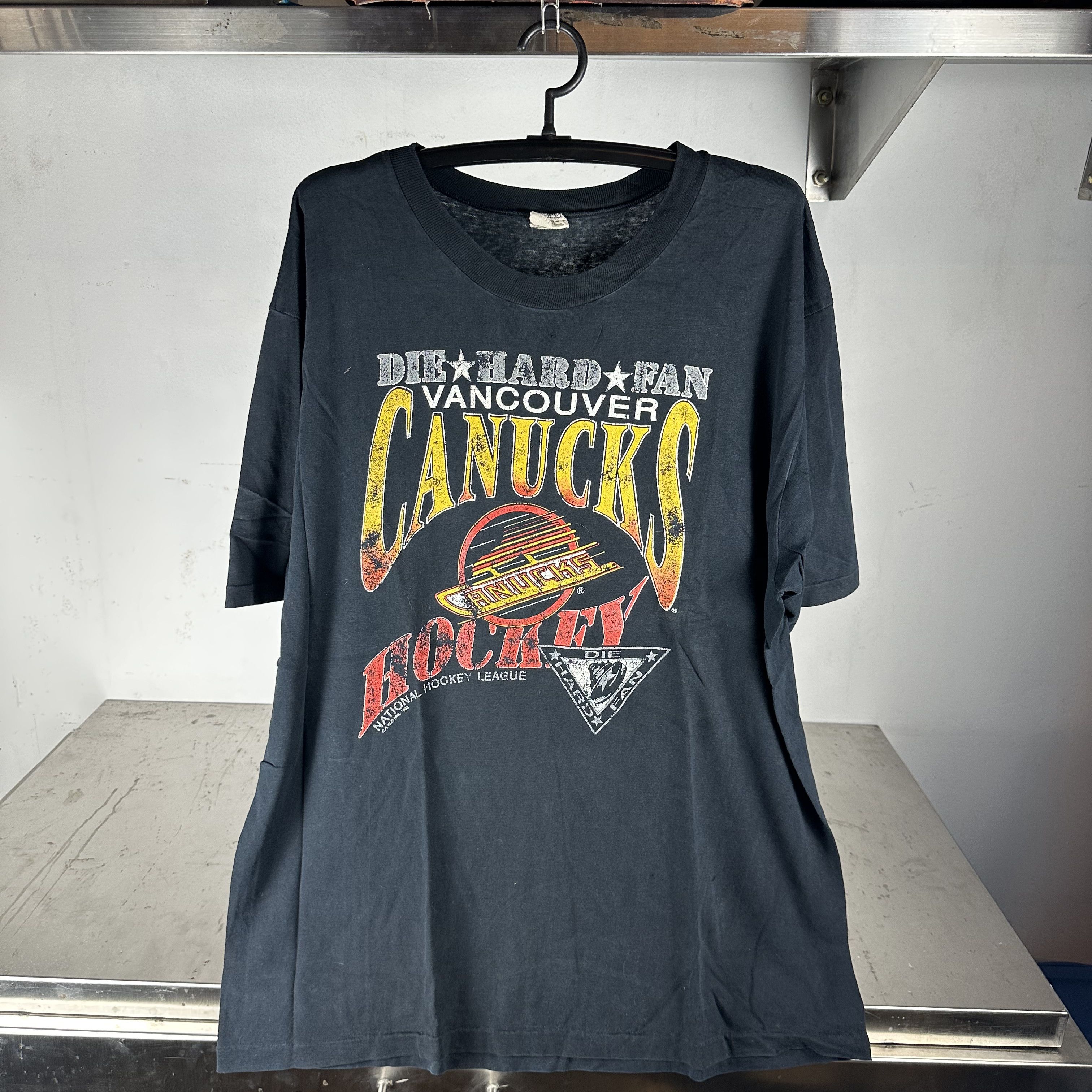 Vintage ​1993 Vancouver Canucks Die Hard Fan NHL Graphic T-shirt Size US XXL / EU 58 / 5 - 1 Thumbnail
