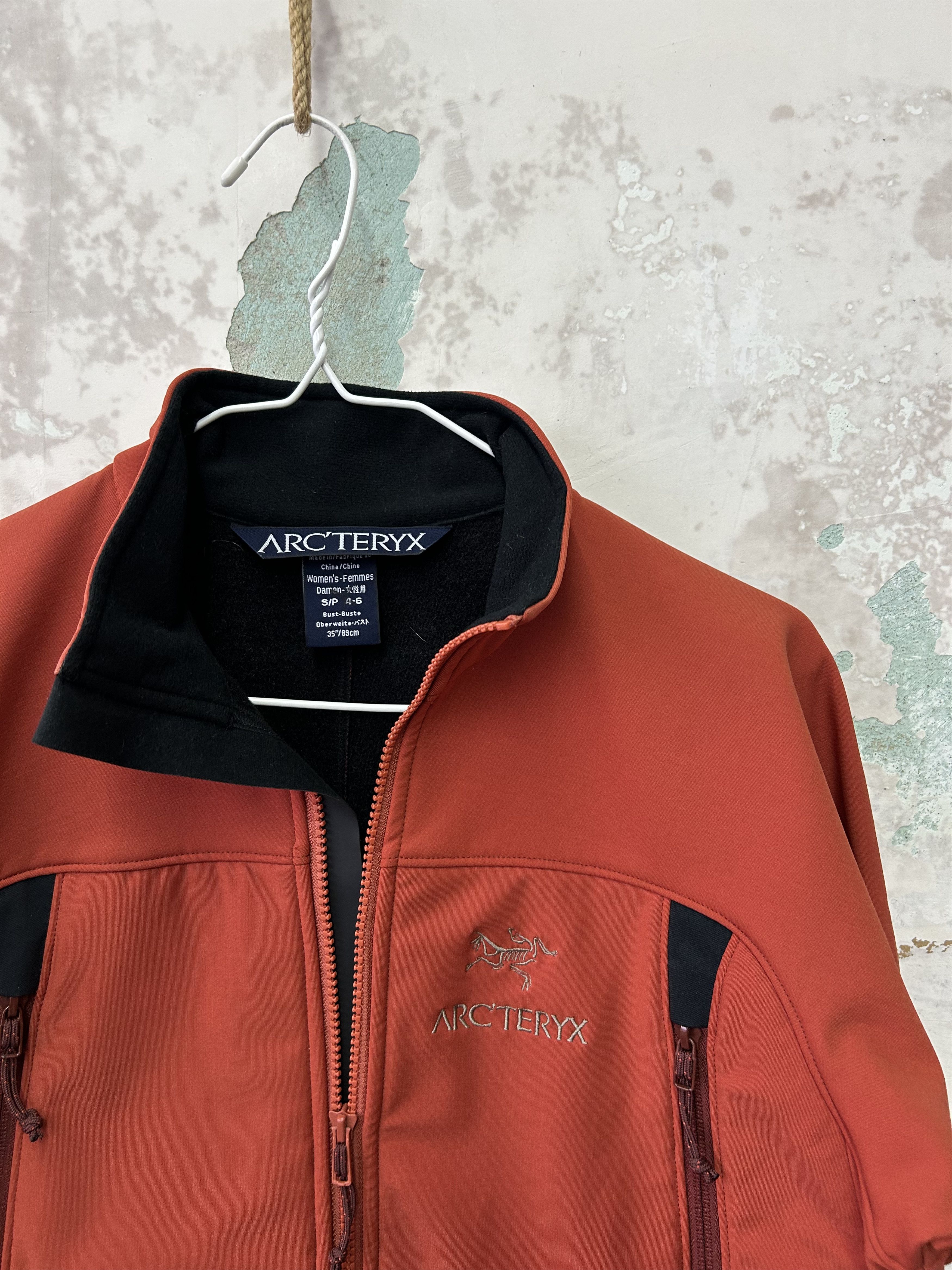 Arc'teryx Vintage Arcteryx Windbreaker Jacket Faded design rare Size S / US 4 / IT 40 - 3 Thumbnail