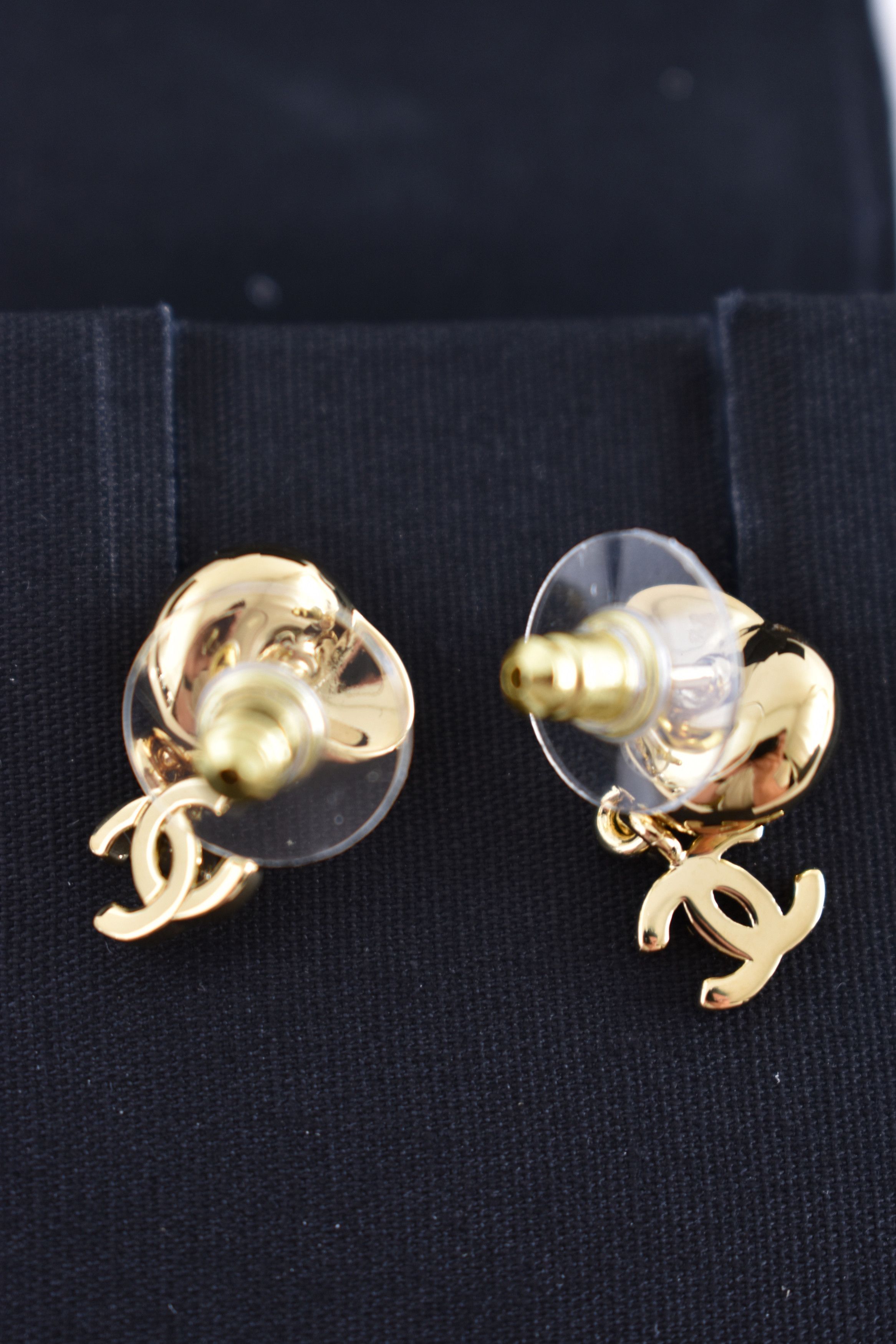 Chanel 26M Coco Beach Shell Seashell CC Logo Dangle Stud Earrings Size ONE SIZE - 19 Thumbnail