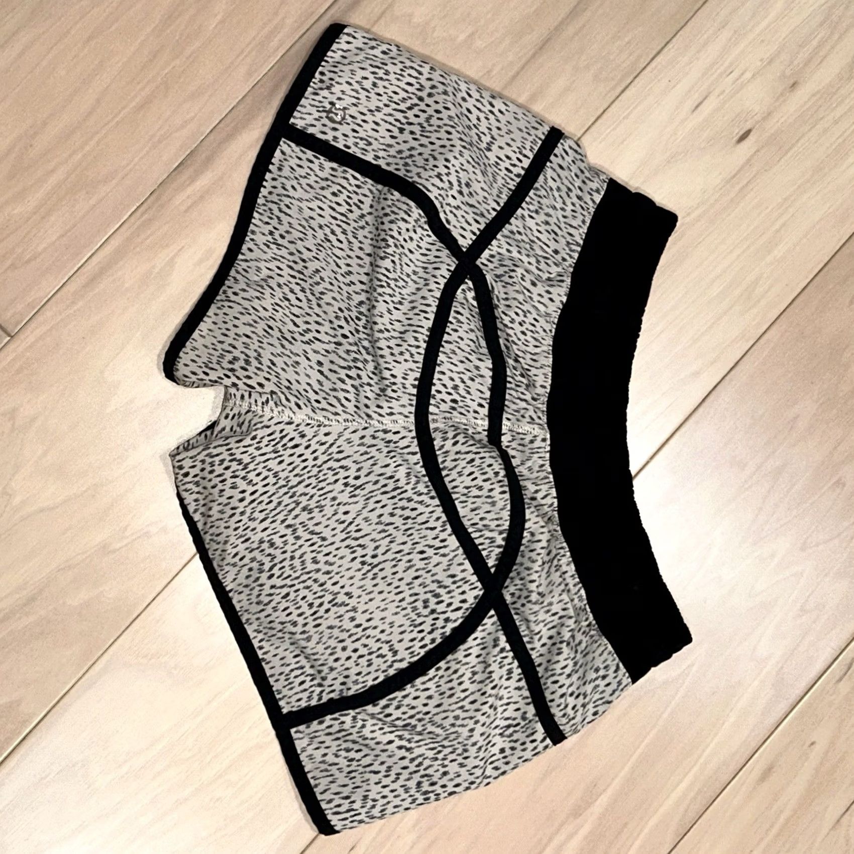 Lululemon Lululemon Tracker Short Lined 3.5" Inseam Women’s 6 Tan Cheetah Print Athletic Shorts Womens Regular 6 Size 28" / US 6 / IT 42 - 3 Thumbnail