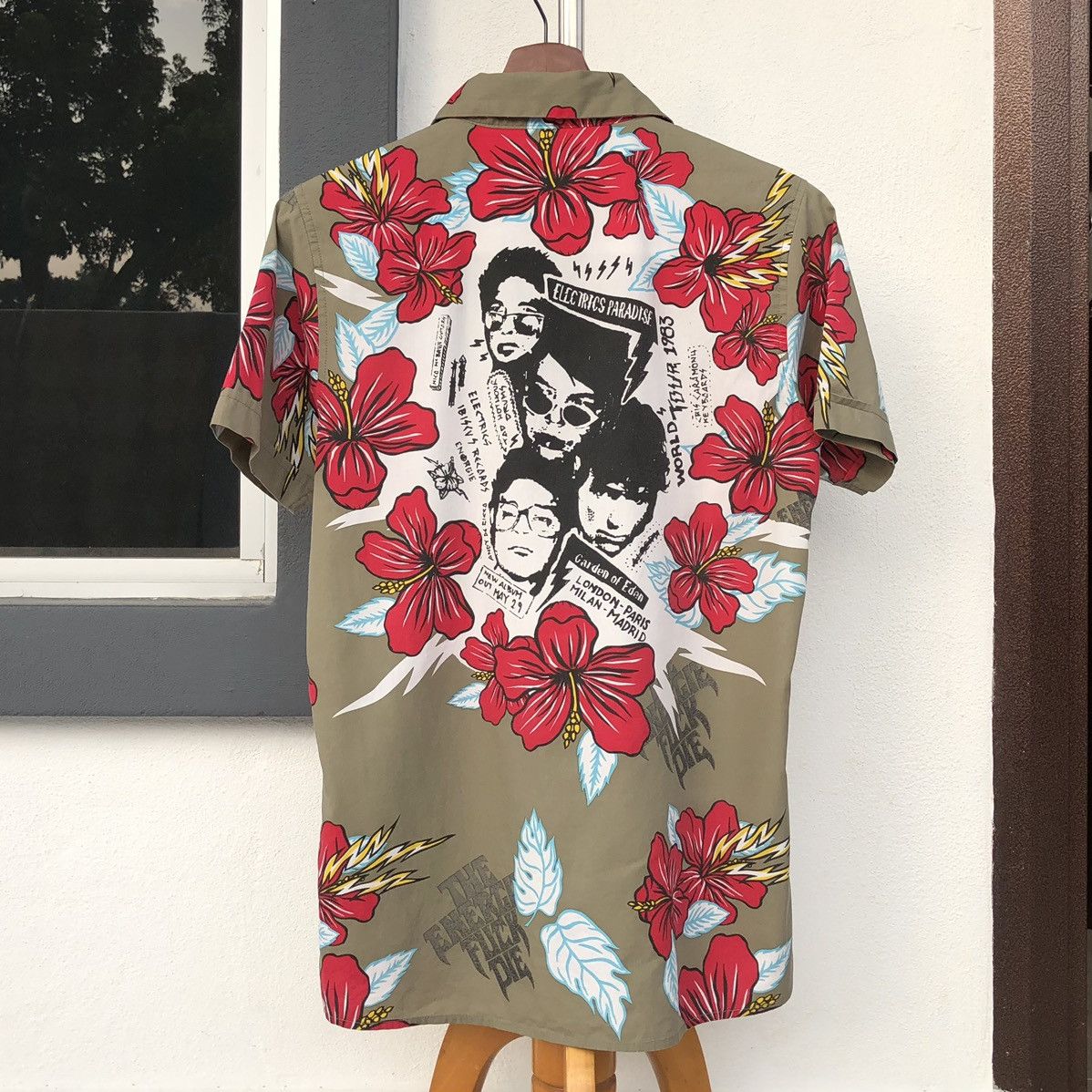 Energie Energie Gold hibiscus🌺 Rock&Roll Wold Tour 1983 Short Sleeve Size US M / EU 48-50 / 2 - 1 Thumbnail