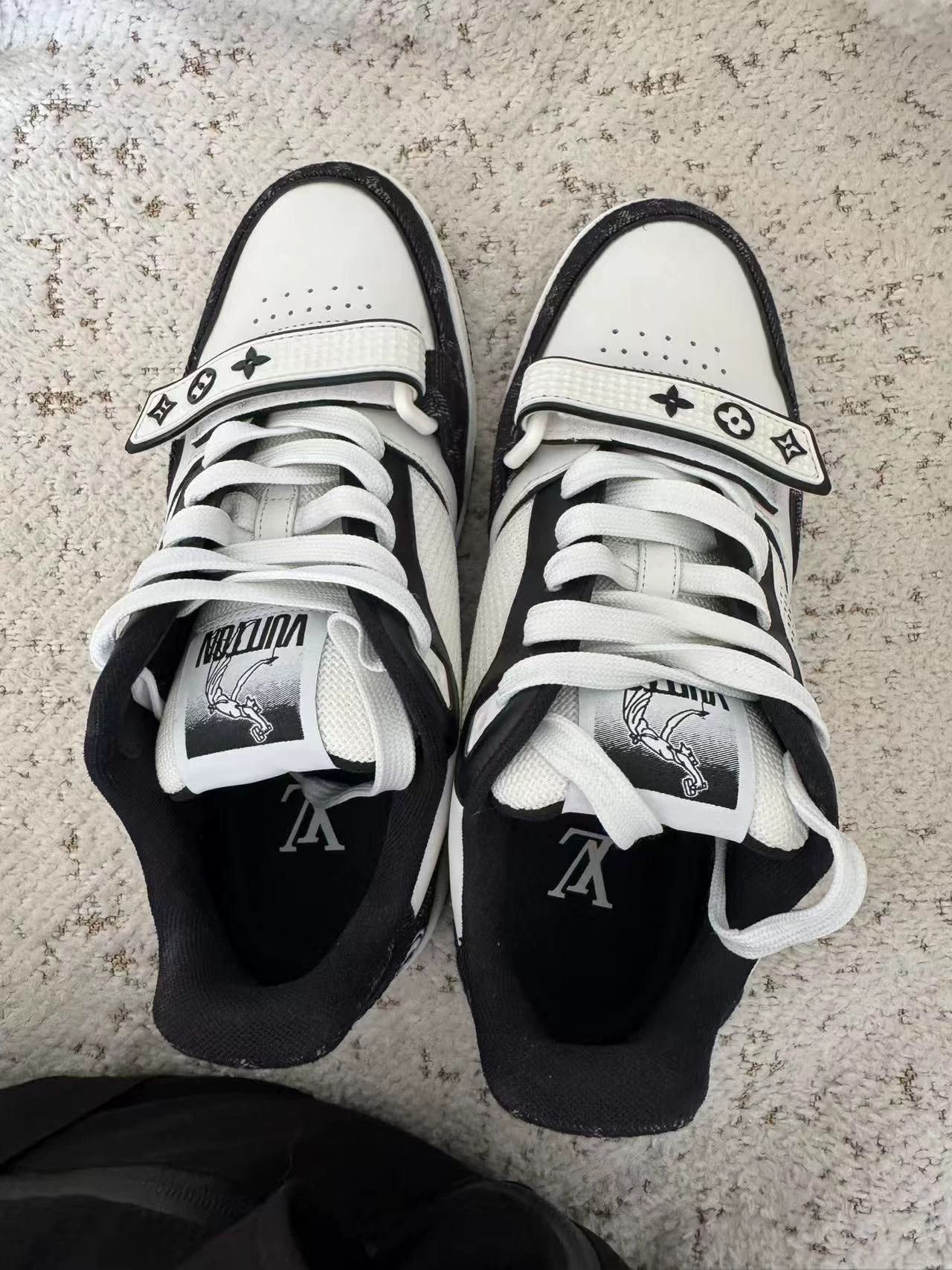 Louis Vuitton Louis Vuitton Trainer 38 Velcro New Size US 7.5 / IT 37.5 - 2 Thumbnail