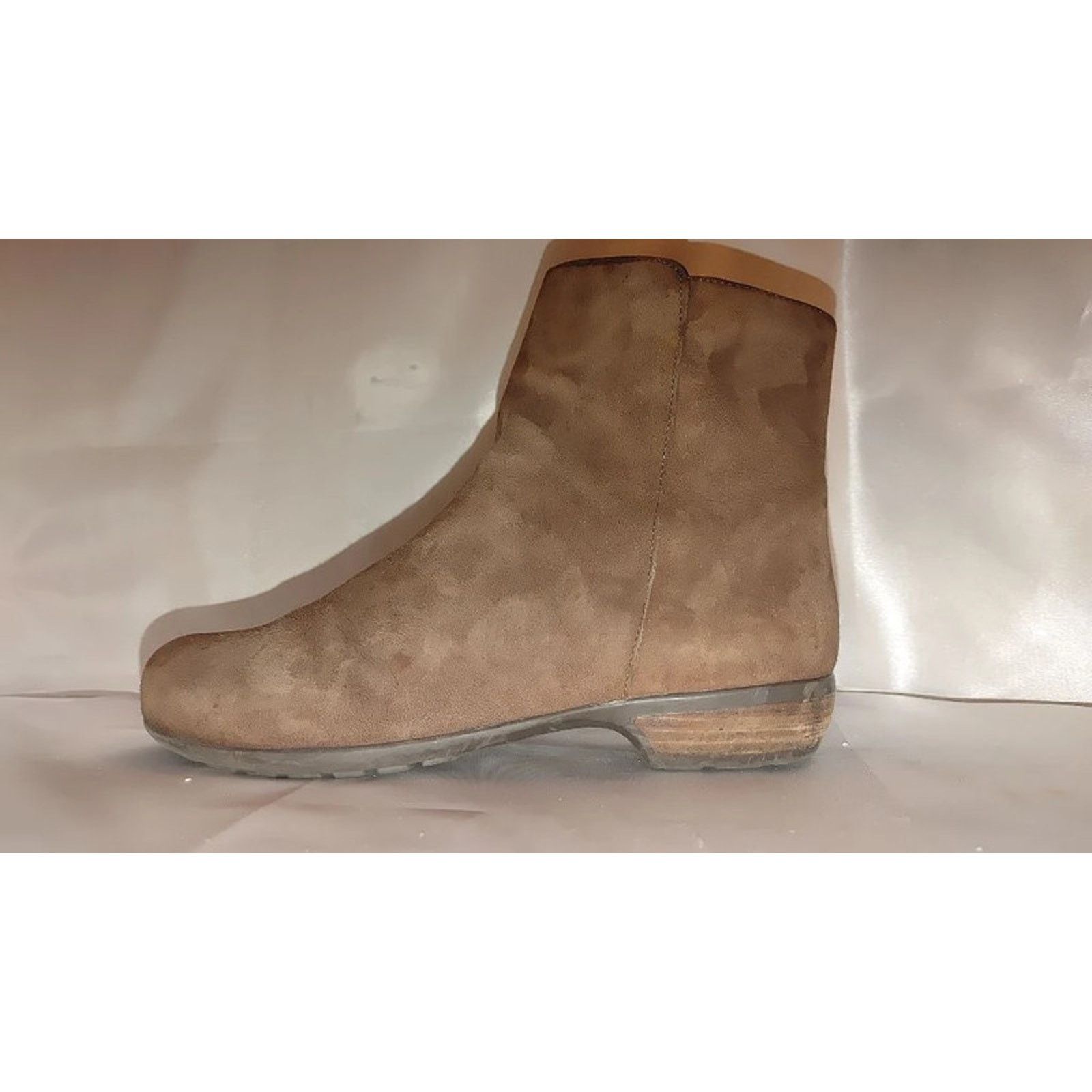 The Unbranded Brand Walking Cradles Elise Suede Ankle Boot Size 7M Size US 7.5 / IT 37.5 - 2 Thumbnail