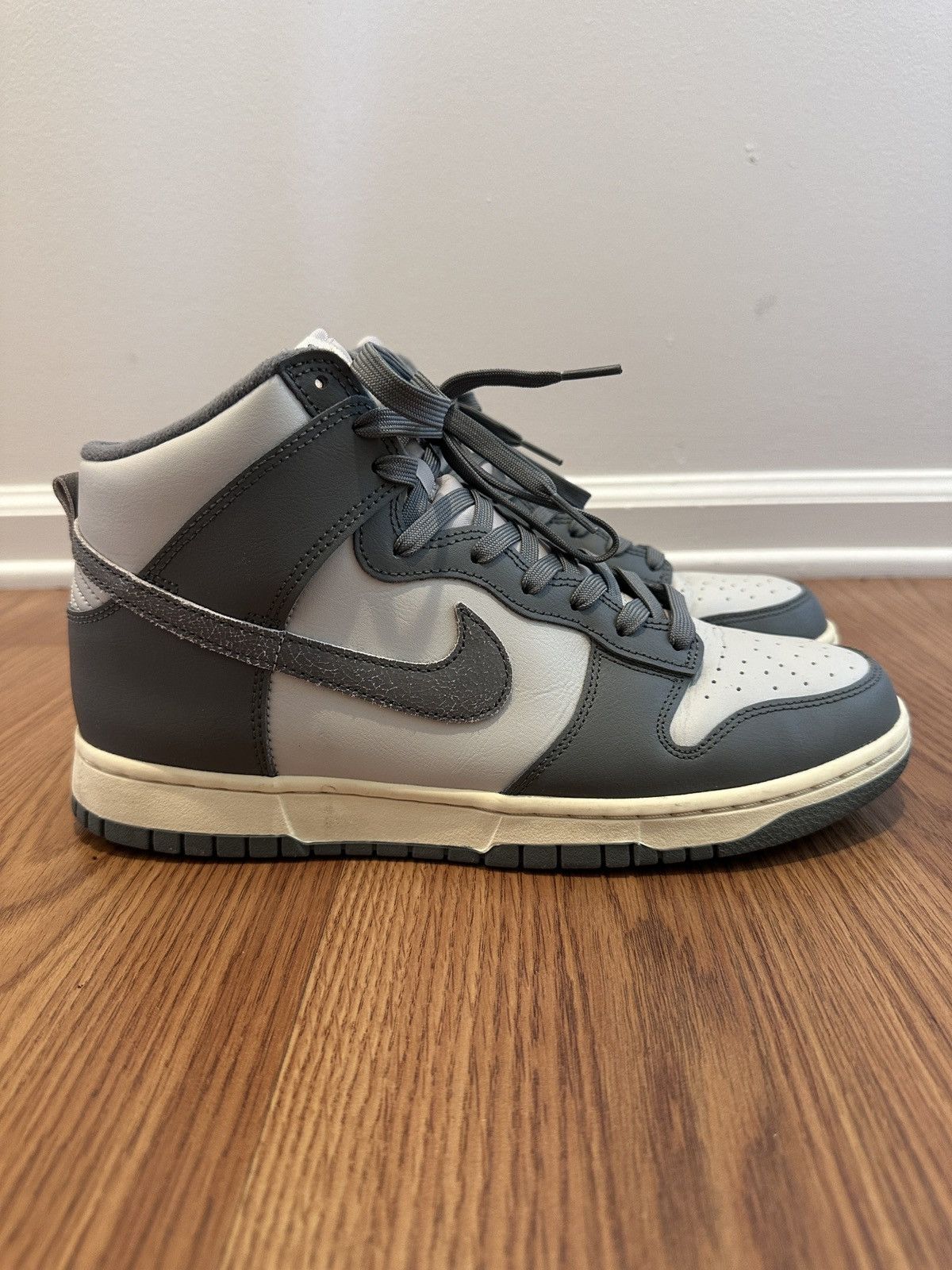 Nike Dunk High Retro SE Size US 10 / EU 43 - 2 Thumbnail