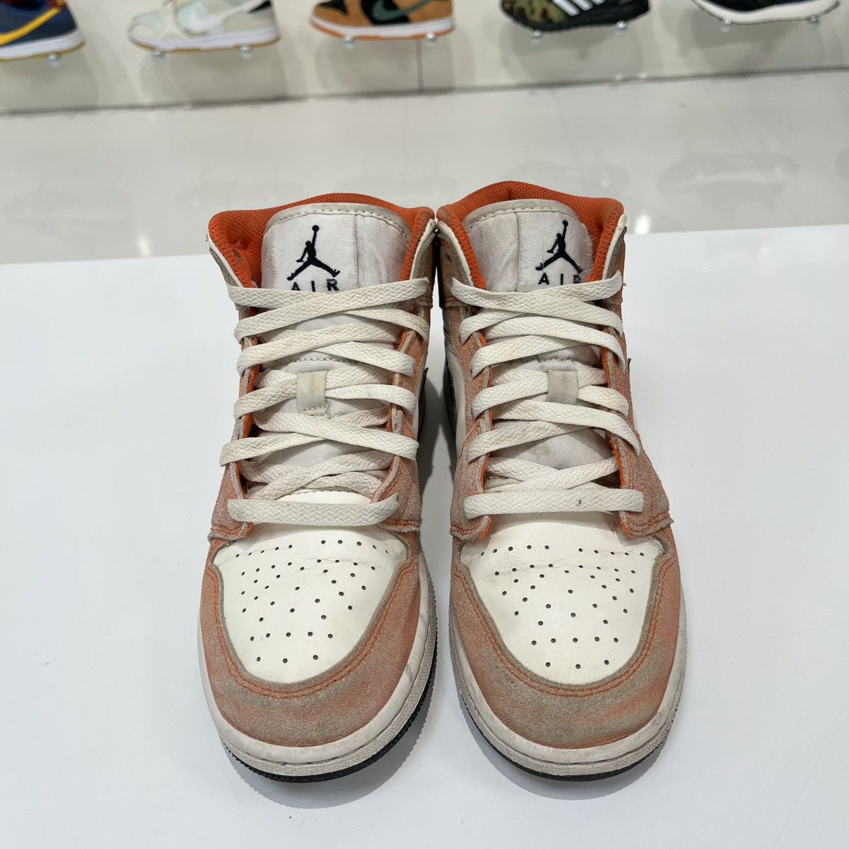 Nike Air Jordan 1 Mid SE Orange Suede (GS) Size US 5 / EU 37 - 10 Thumbnail