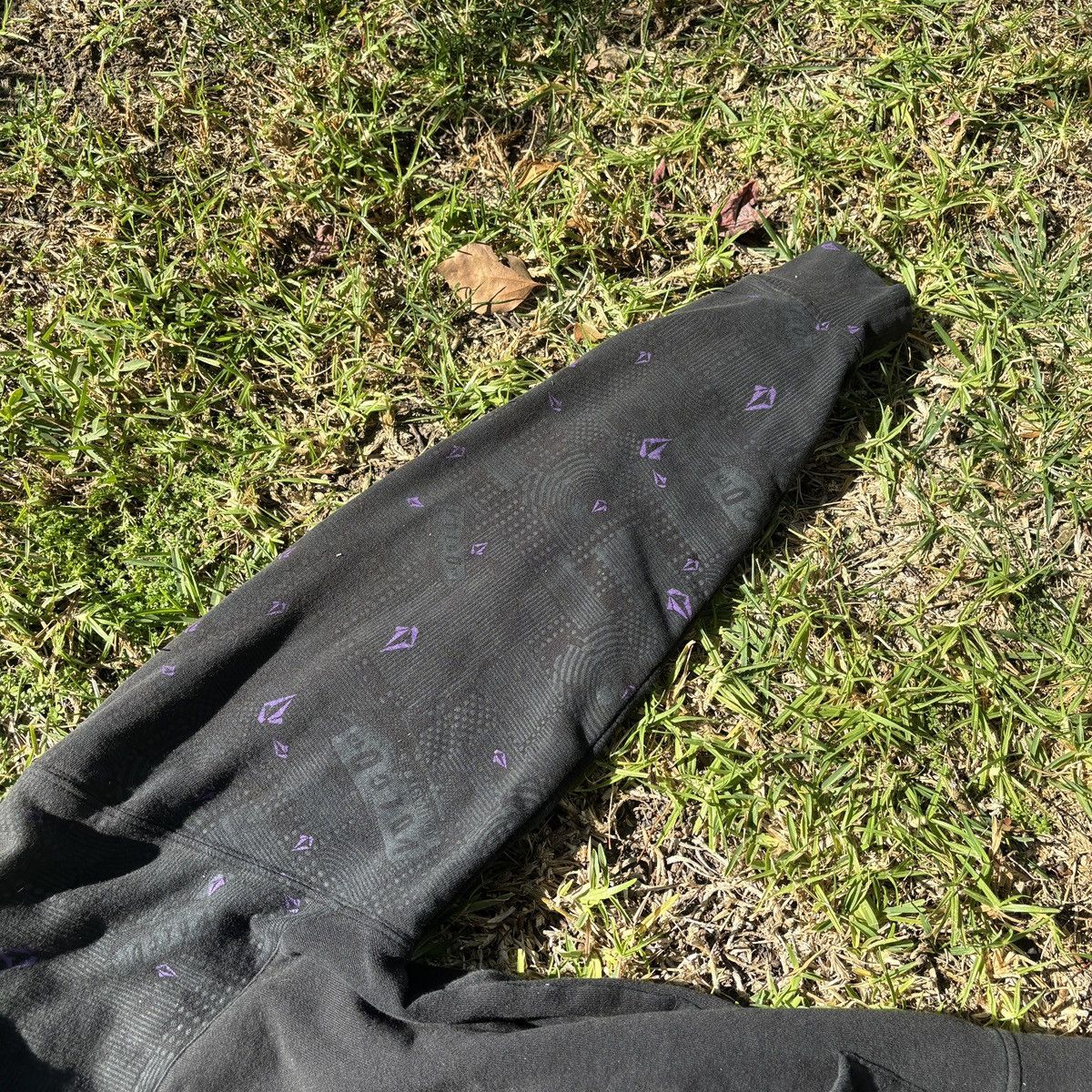 Volcom 2000s faded black Volcom zip up hoodie with purple accents Size US M / EU 48-50 / 2 - 5 Thumbnail