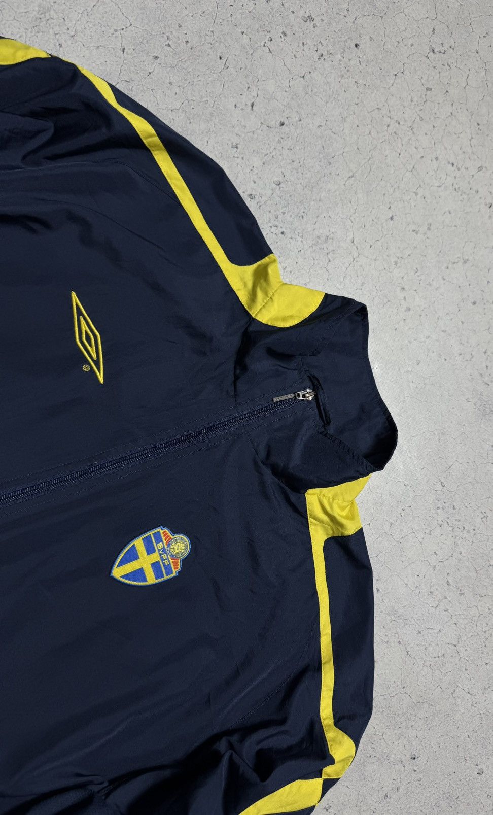 Umbro Umbro Sweden Vintage Nylon Football Track Jacket Soccer Size US L / EU 52-54 / 3 - 4 Thumbnail