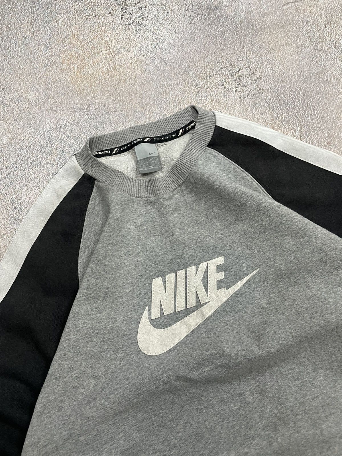Nike Vintage Nike Center Logo Crew Neck Sweatshirt Size US L / EU 52-54 / 3 - 3 Thumbnail