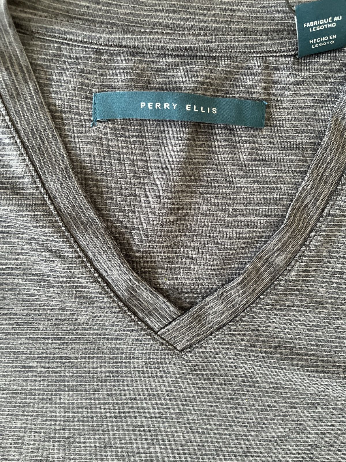 Perry Ellis Perry Ellis Grey V-Neck Tee Short Sleeve TAG ON Size US S / EU 44-46 / 1 - 3 Thumbnail