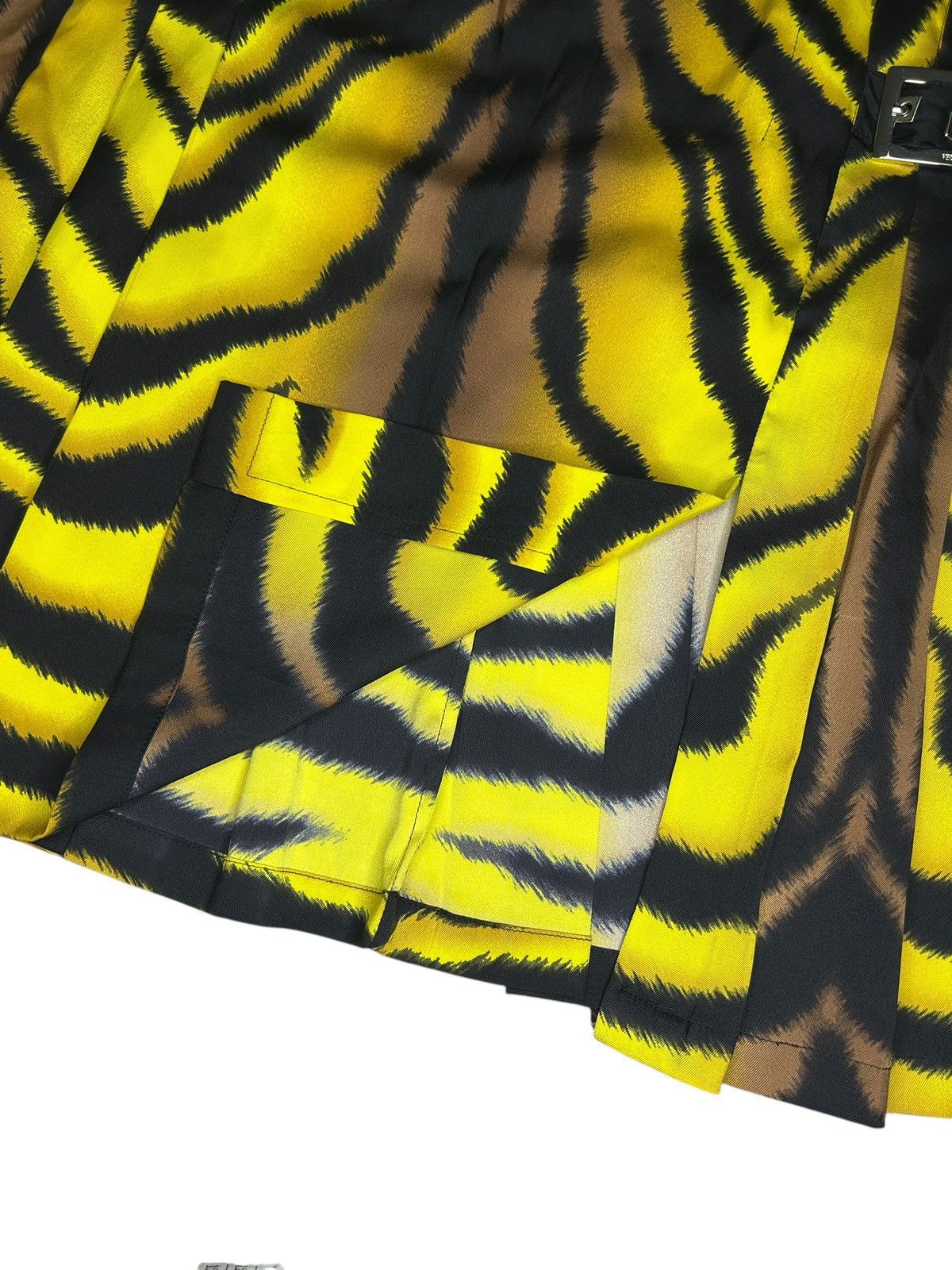 Versace F/W 04 Tiger Pleated Skirt Size 26" / US 2 / IT 38 - 9 Thumbnail