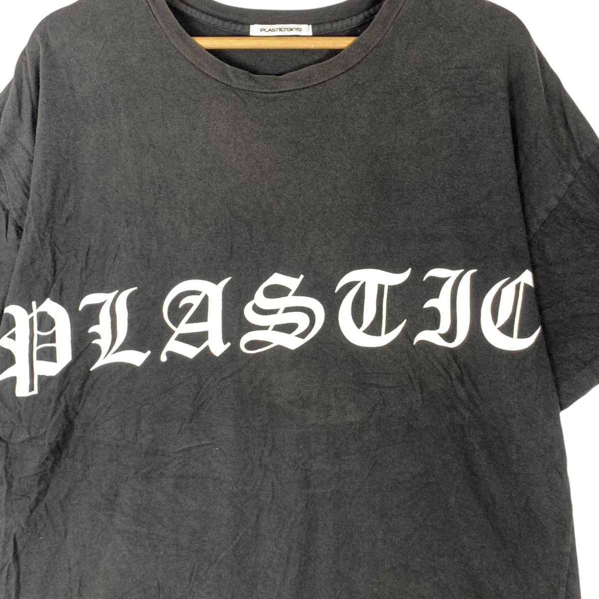 Vintage PLASTIC TOKYO DESIGNER Old English Text Punk Tee Shirt Top Size US XL / EU 56 / 4 - 4 Thumbnail