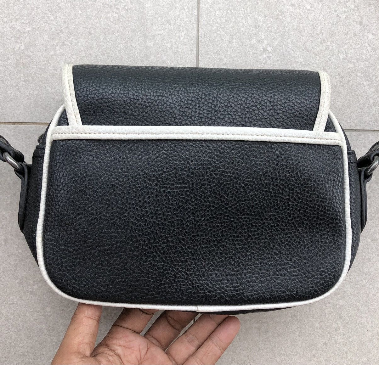 Guess SS19 GUESS Big LOGO embossed Leather Shoulder Bag Size ONE SIZE - 9 Thumbnail