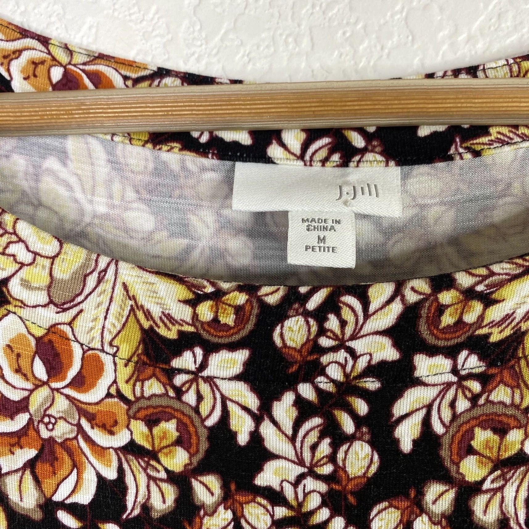 VINTAGE? No, it's not vintage. J. Jill Dress Women's Shift Brown Floral Jersey Knit Knee Length Petite Medium PM Long Sleeve - Clothing